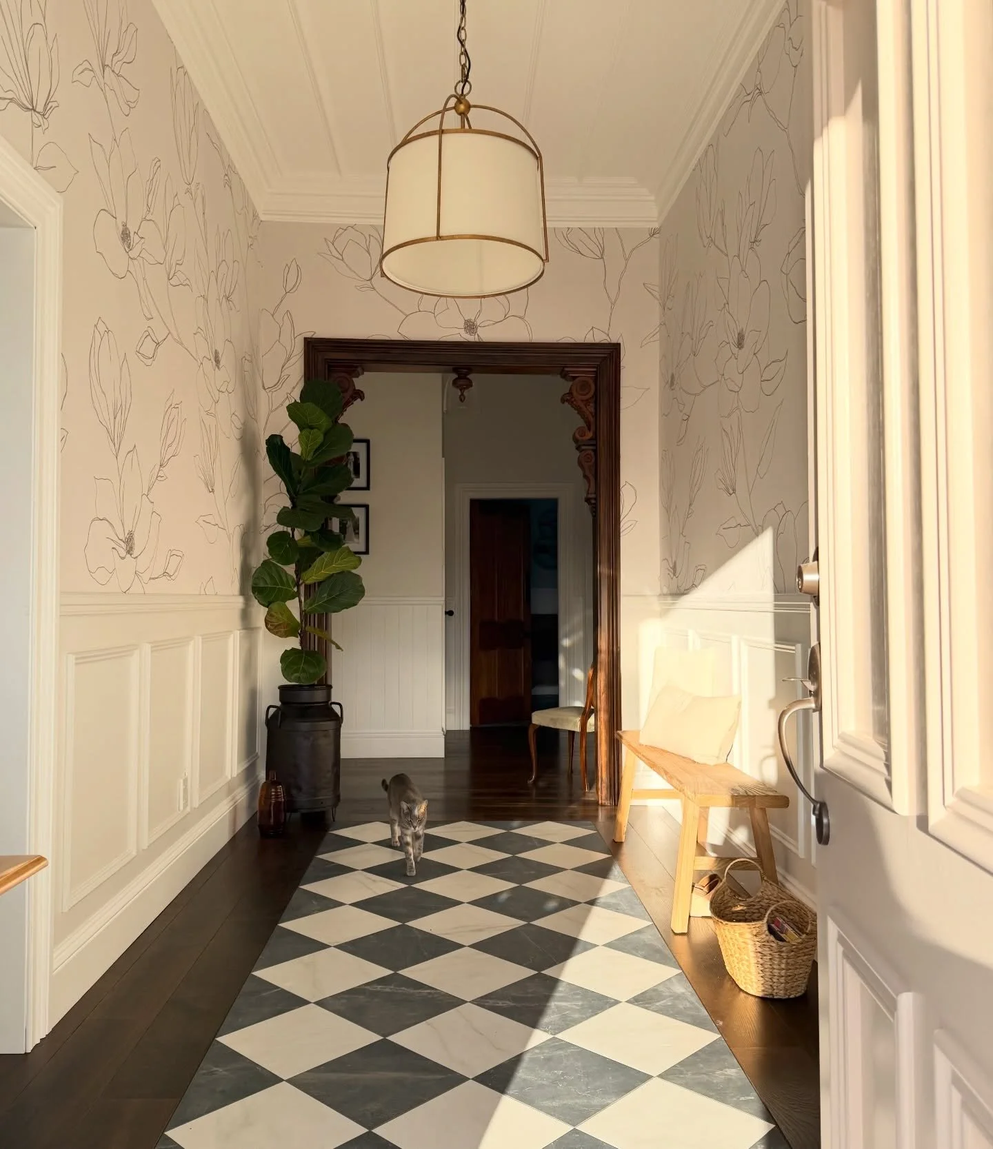 Welcome home 🫶 The view from the other side, what our friends, family and couriers see when they arrive at our place now. Two snaps taken a couple hours apart, zero editing on either of them, I love this space in the warmth of the morning sun and as