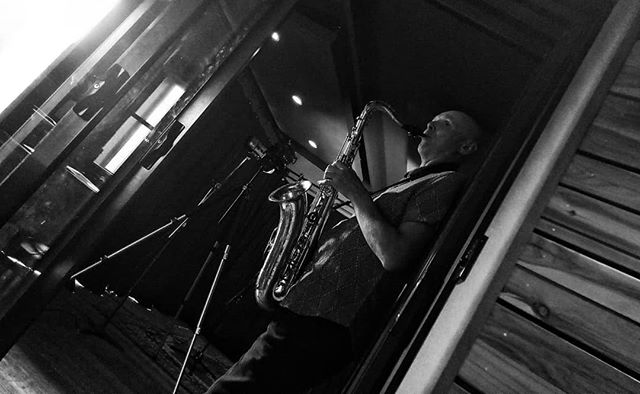 @leodale - lying back, laying down some luscious licks.
.
.
#oxocubans #wefostudios #wefo #recording #studio #studiorecording #saxophone #blackandwhite #perspective