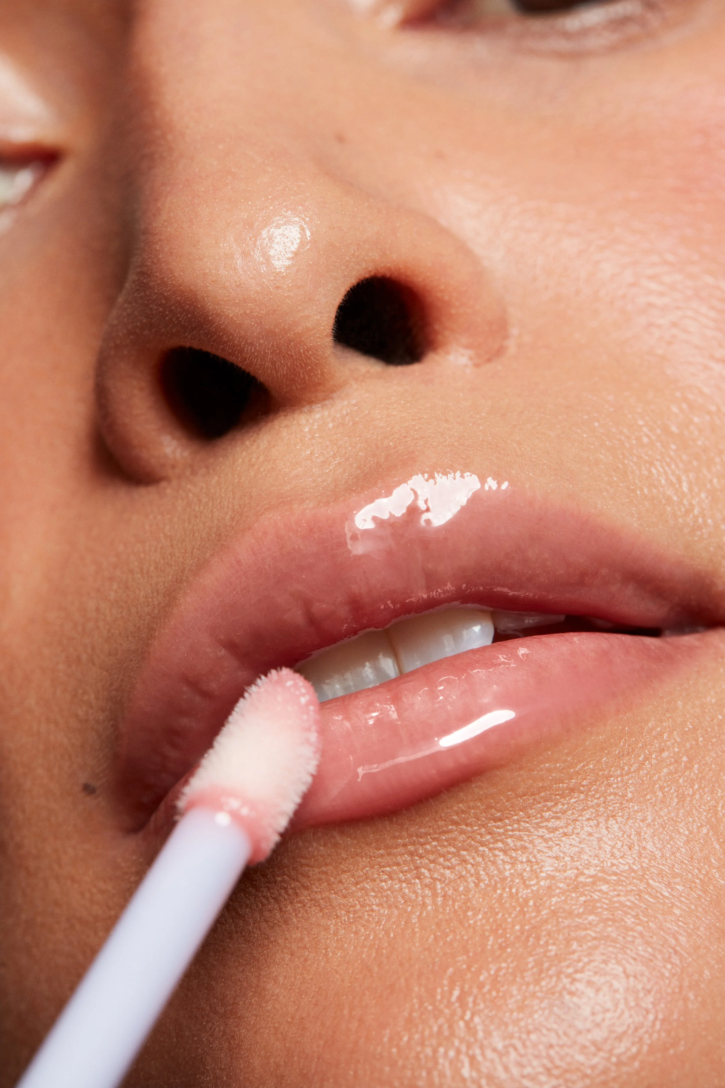 andrea_glossybounce_kiss_0642.jpg