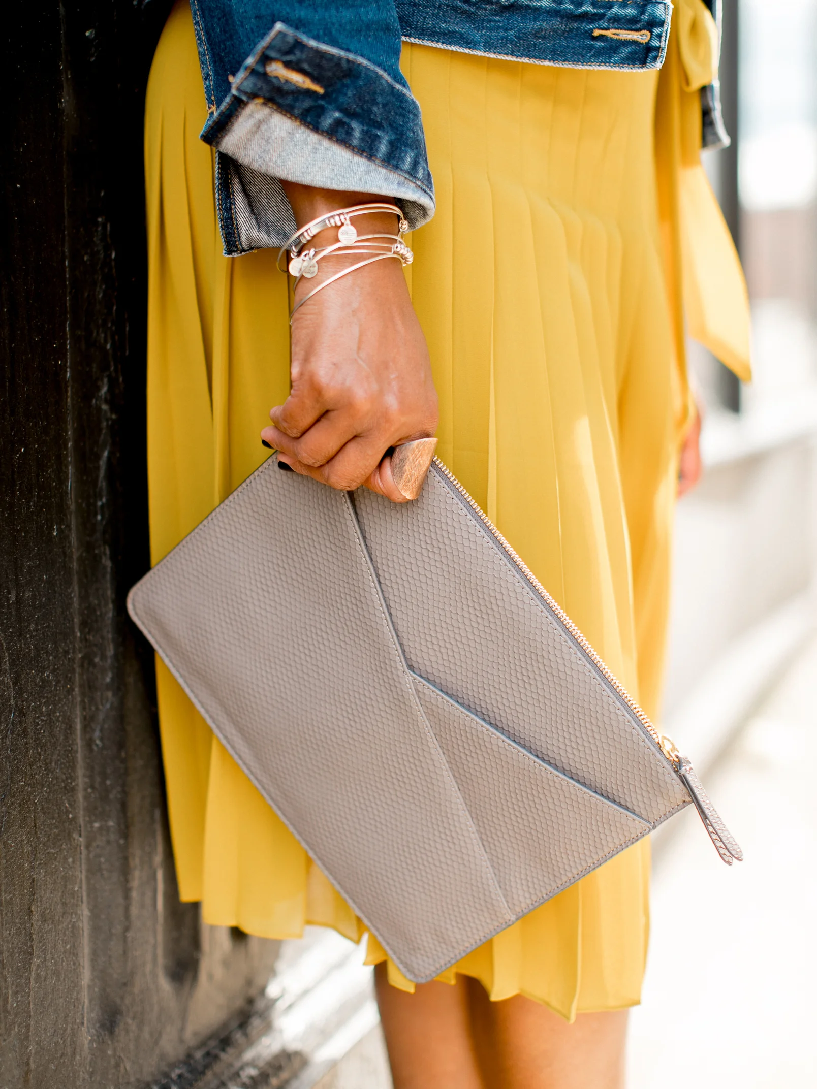 yellow-pleated-skirt-and-cl.jpg