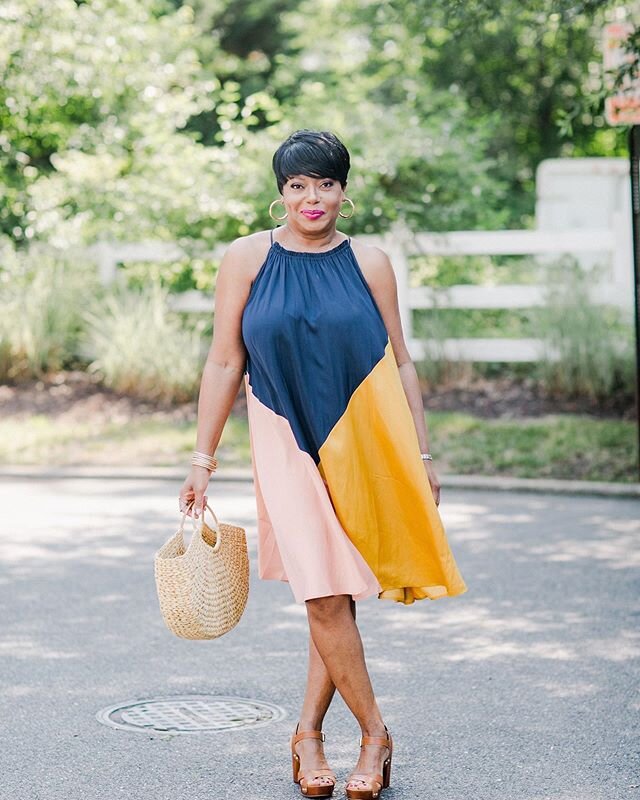 Beautiful People!!! Happy Sunday!! Did y&rsquo;all know that the Colorblock Halter Swing Dress from @loft also has a version of the colorblock pattern in a Halter Top...and they&rsquo;re on sale!! Make sure you tune in tomorrow morning at 9:00 and ca