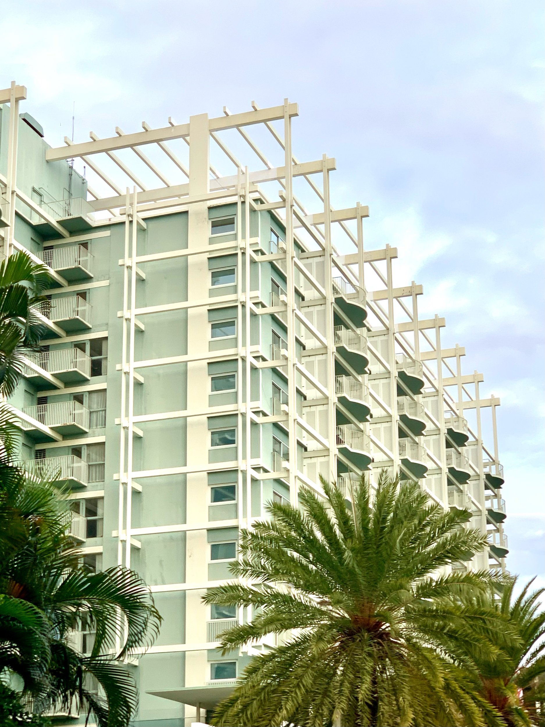  Hotel view from driveway circle 