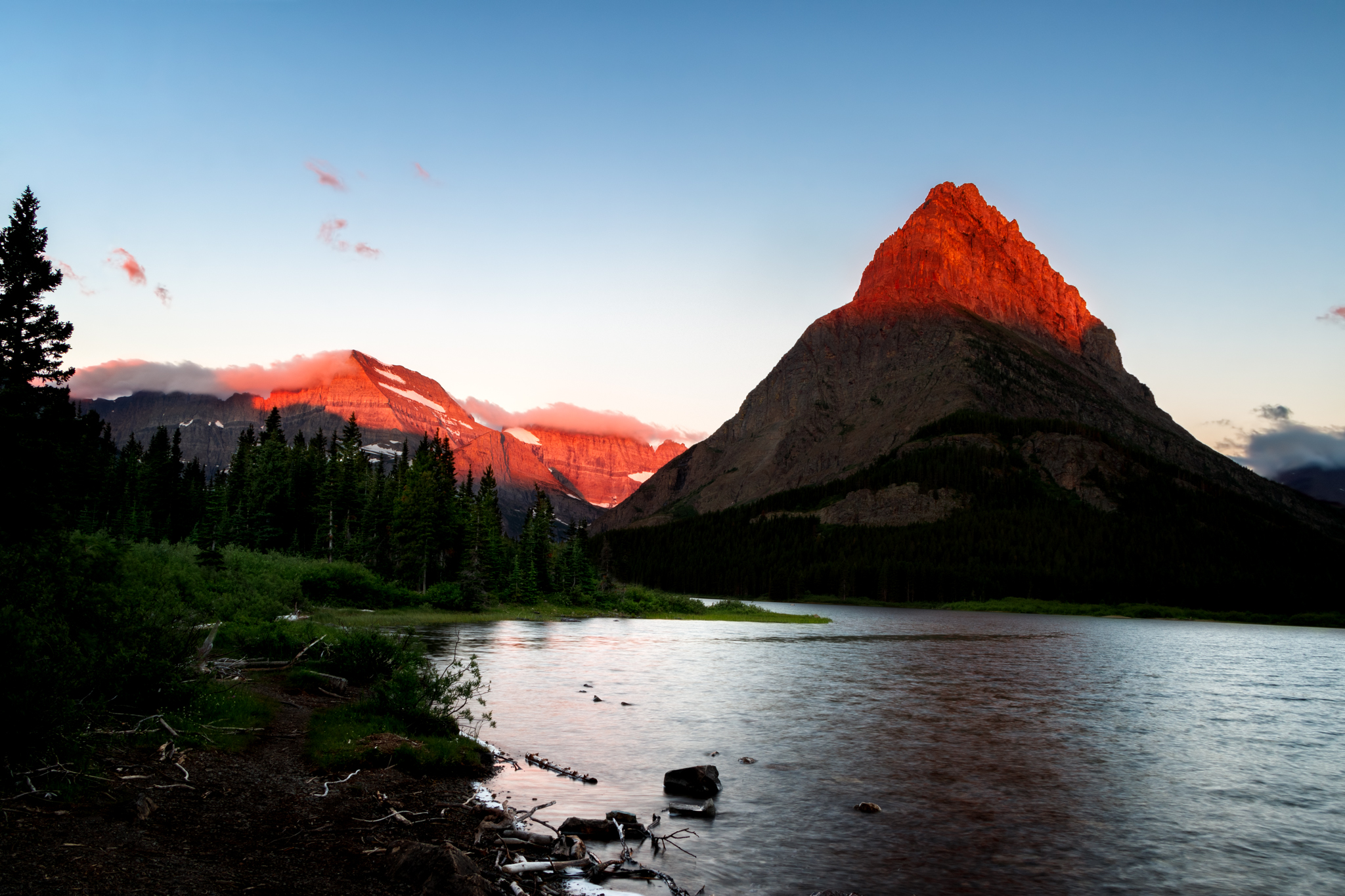 Not to be outdone by the Garden Wall in the distance, the main attraction of Swiftcurrent Lake is Grinnel Point, seemingly rising right up from the shoreline.It is an incredibly beautiful sight to spend an early frosty morning along the shore line l…