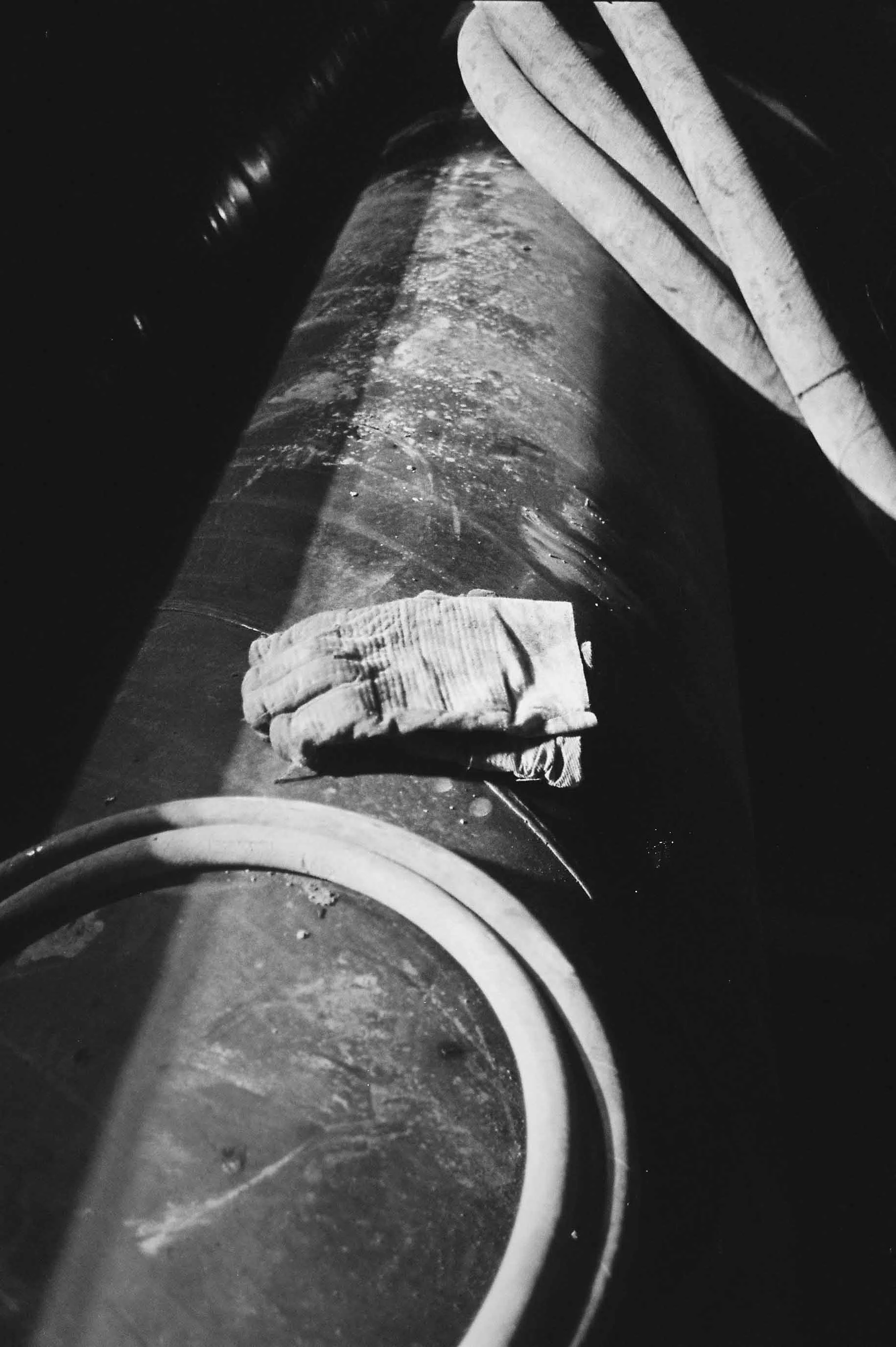 Gloves in Light. Lin Shi Guan Lu, Chengdu 2018.
