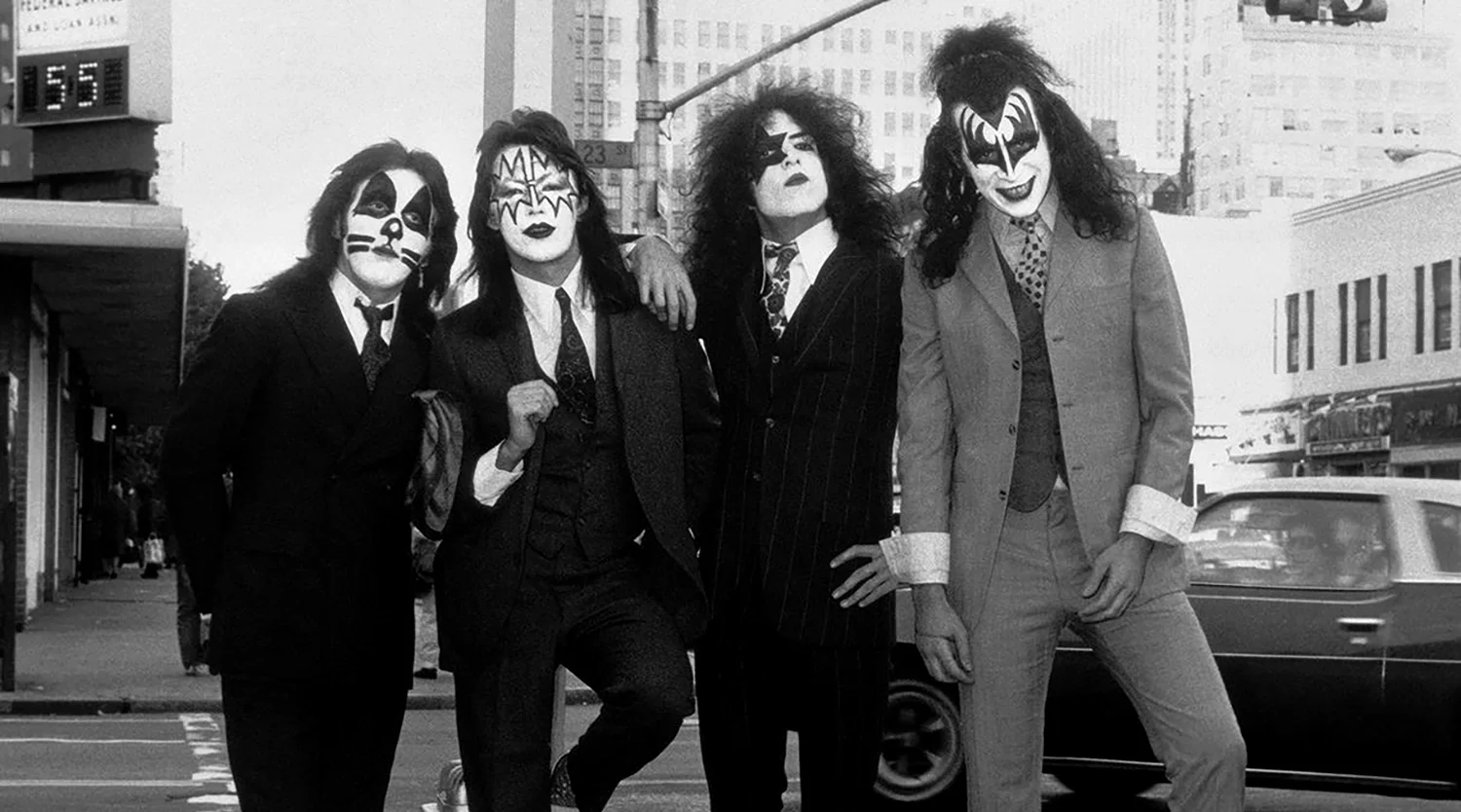 R-181_Kiss1974_Gruen.jpg