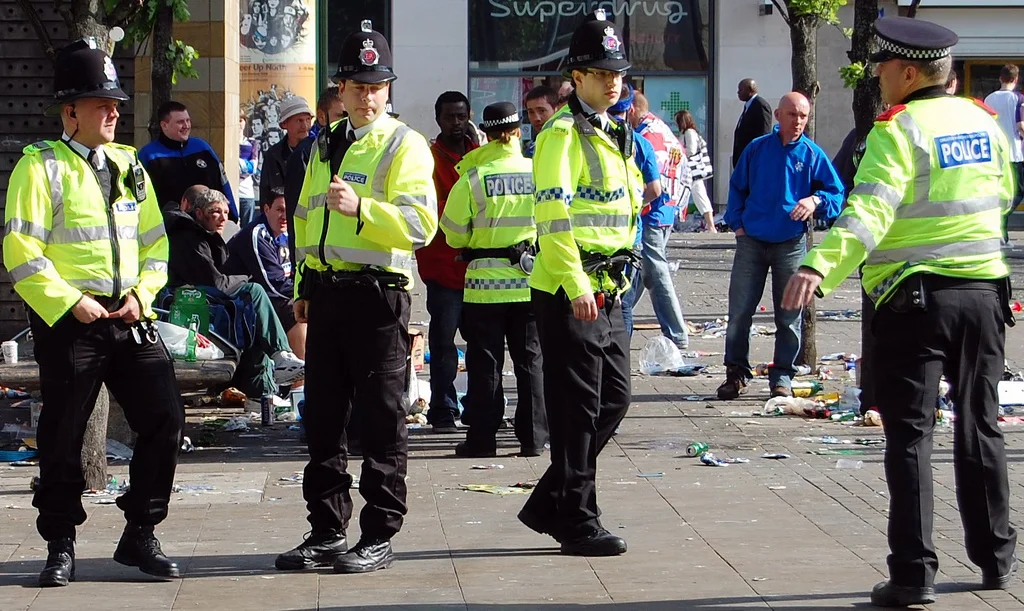 Greater_Manchester_Police_officers_in_Piccadilly_Gardens_(Manchester,_England)_2.jpg