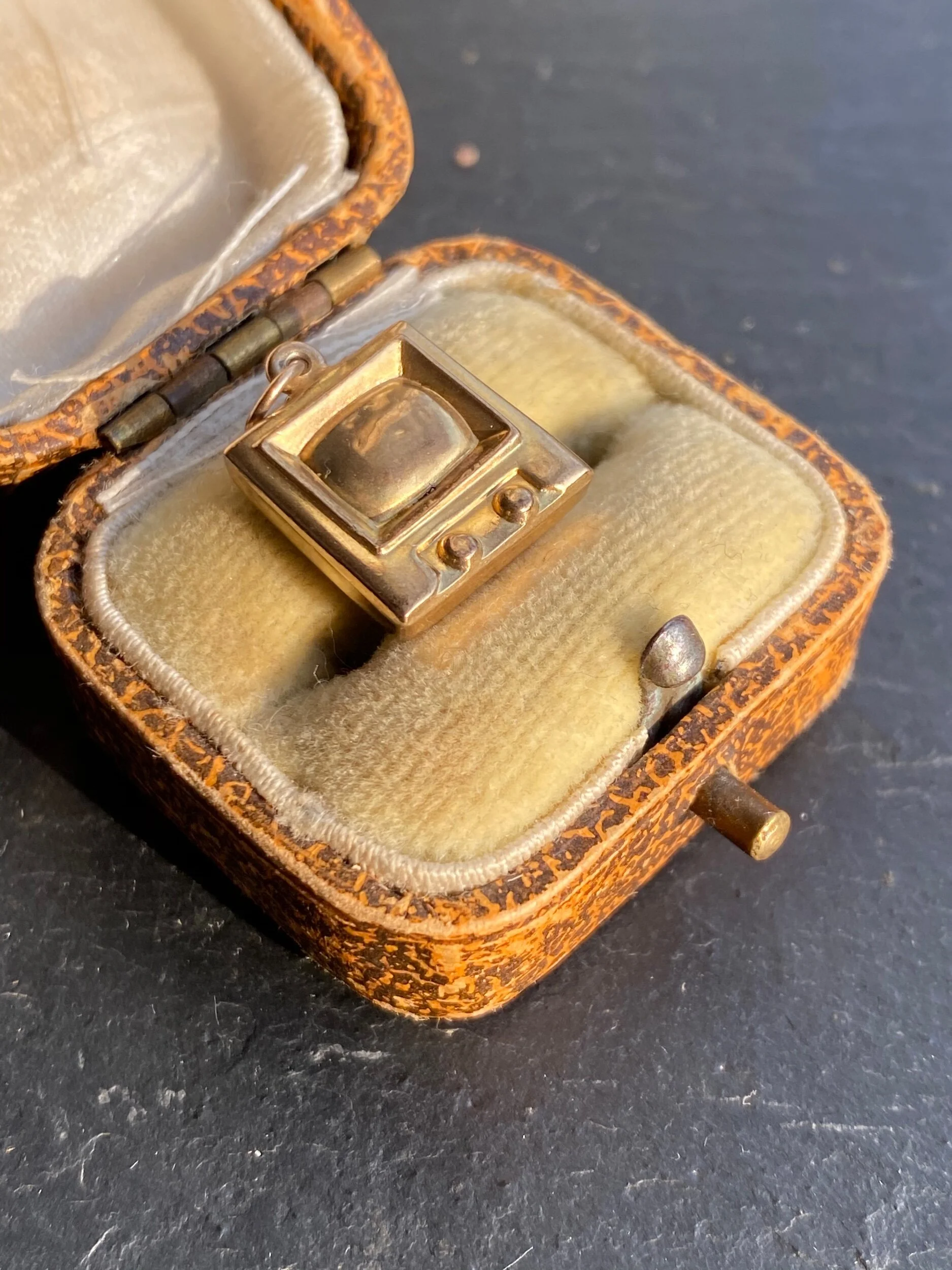 B861A243-3120-4C15-9A14-9C4F1F85AE0C