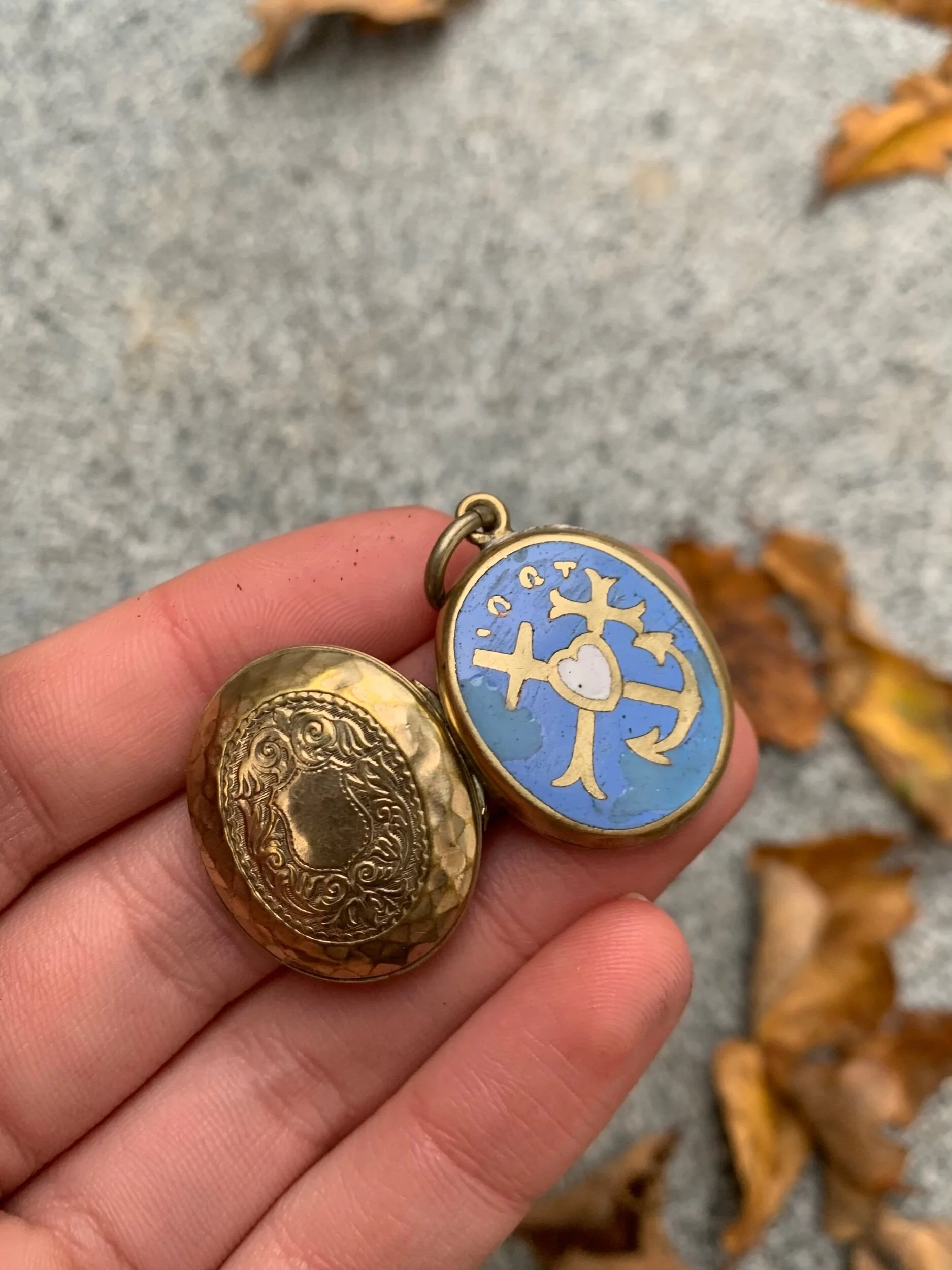 EFB273D2-3AFE-43F9-B74F-A90FBFCAF5CE