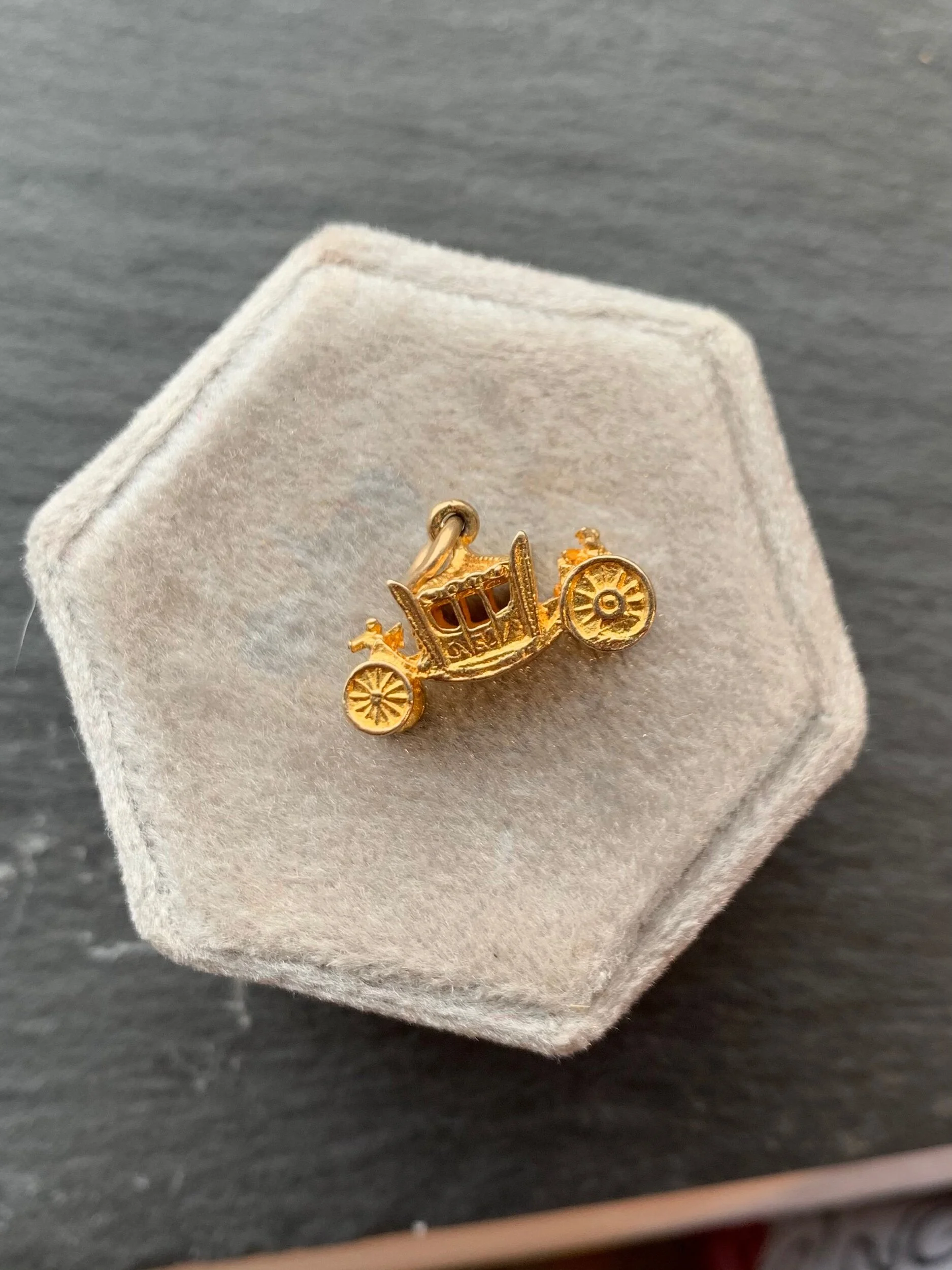 31E0CA83-1340-4CF4-B86D-654D38814065