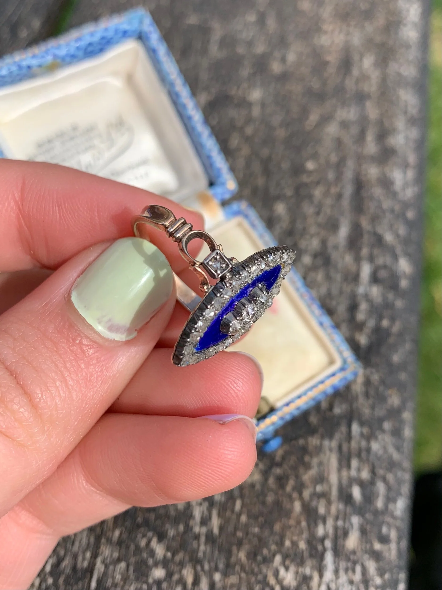 D2D4A049-A154-4FD5-A4DE-22EA3F326E9F