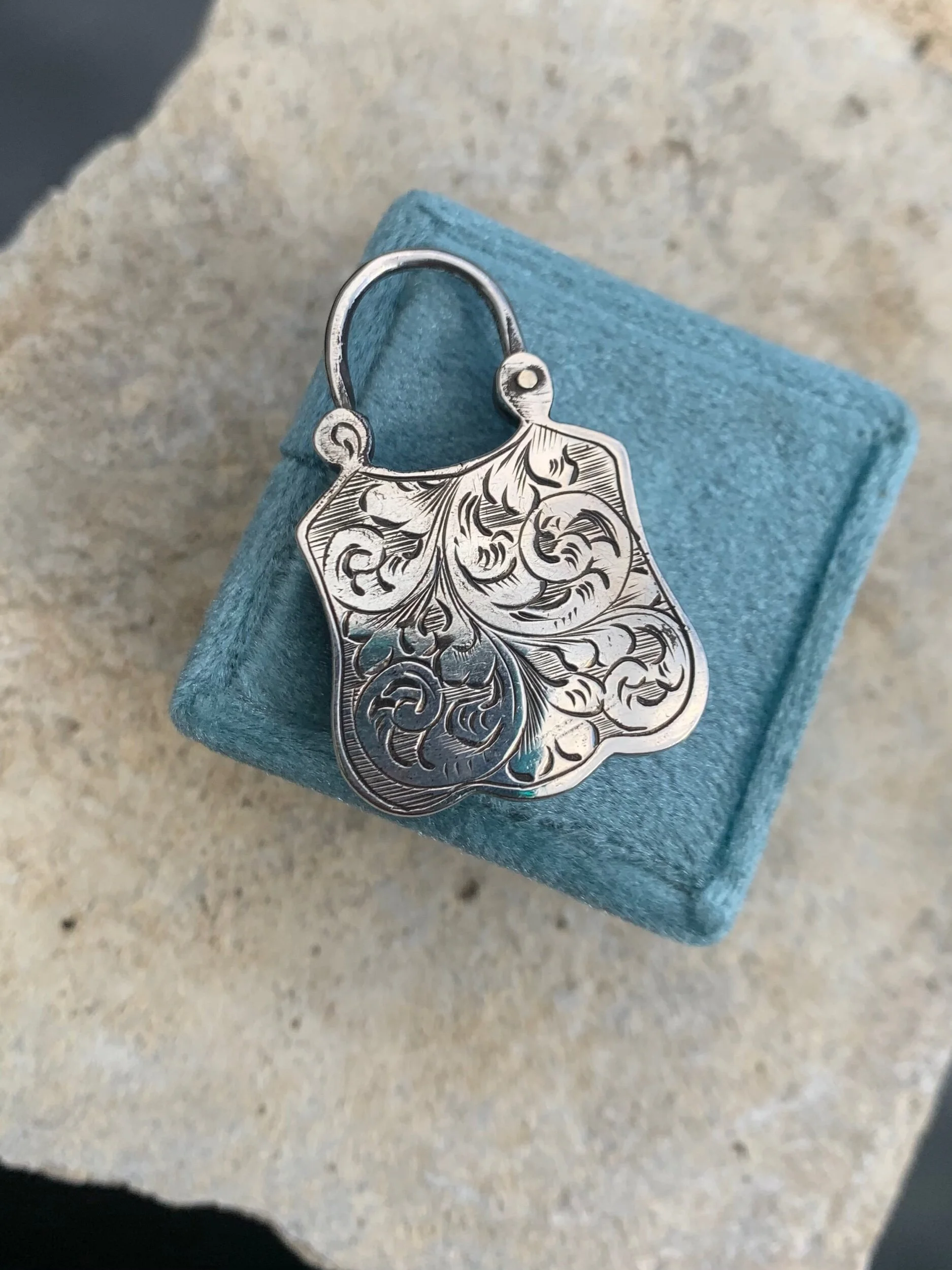 D8A8CDFD-A9BD-410F-9E7A-986C1F2DB3DA