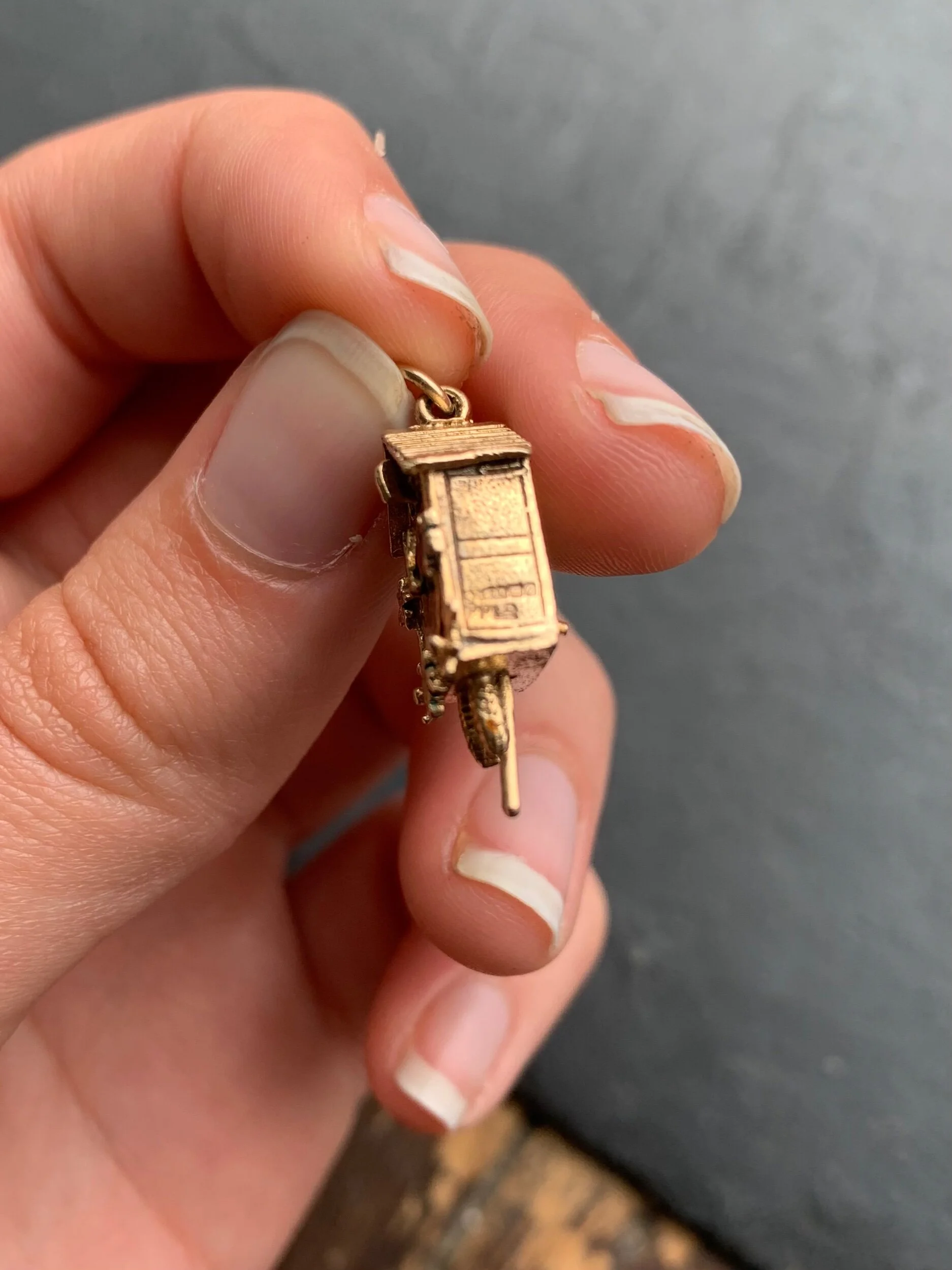 2D8A2253-18DF-4671-8884-433424074233