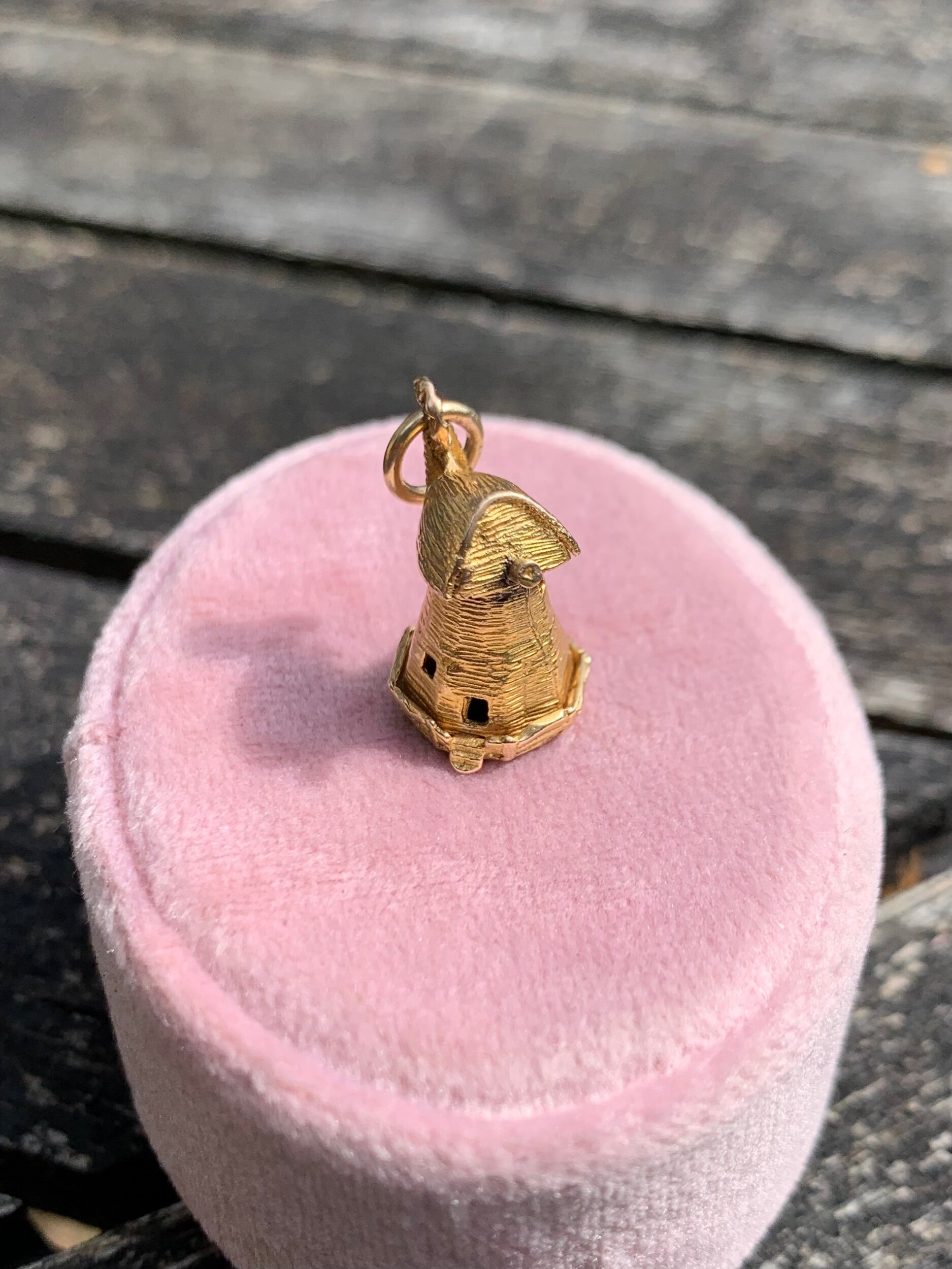 D7F49329-1305-4EFB-84C7-50049DC745CF