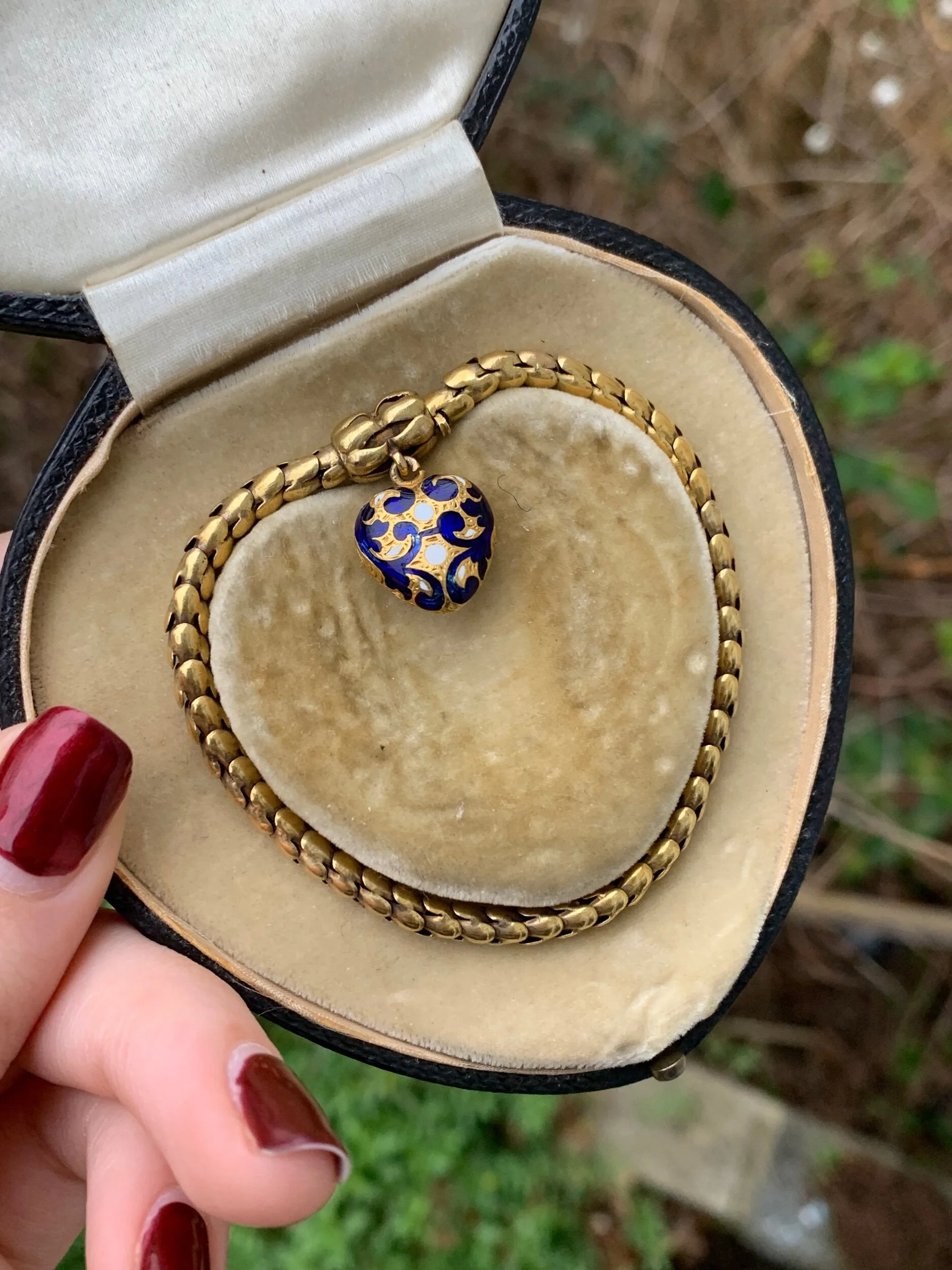 ABFA79B8-F710-4C7A-BDD5-8EFD1C780BA9