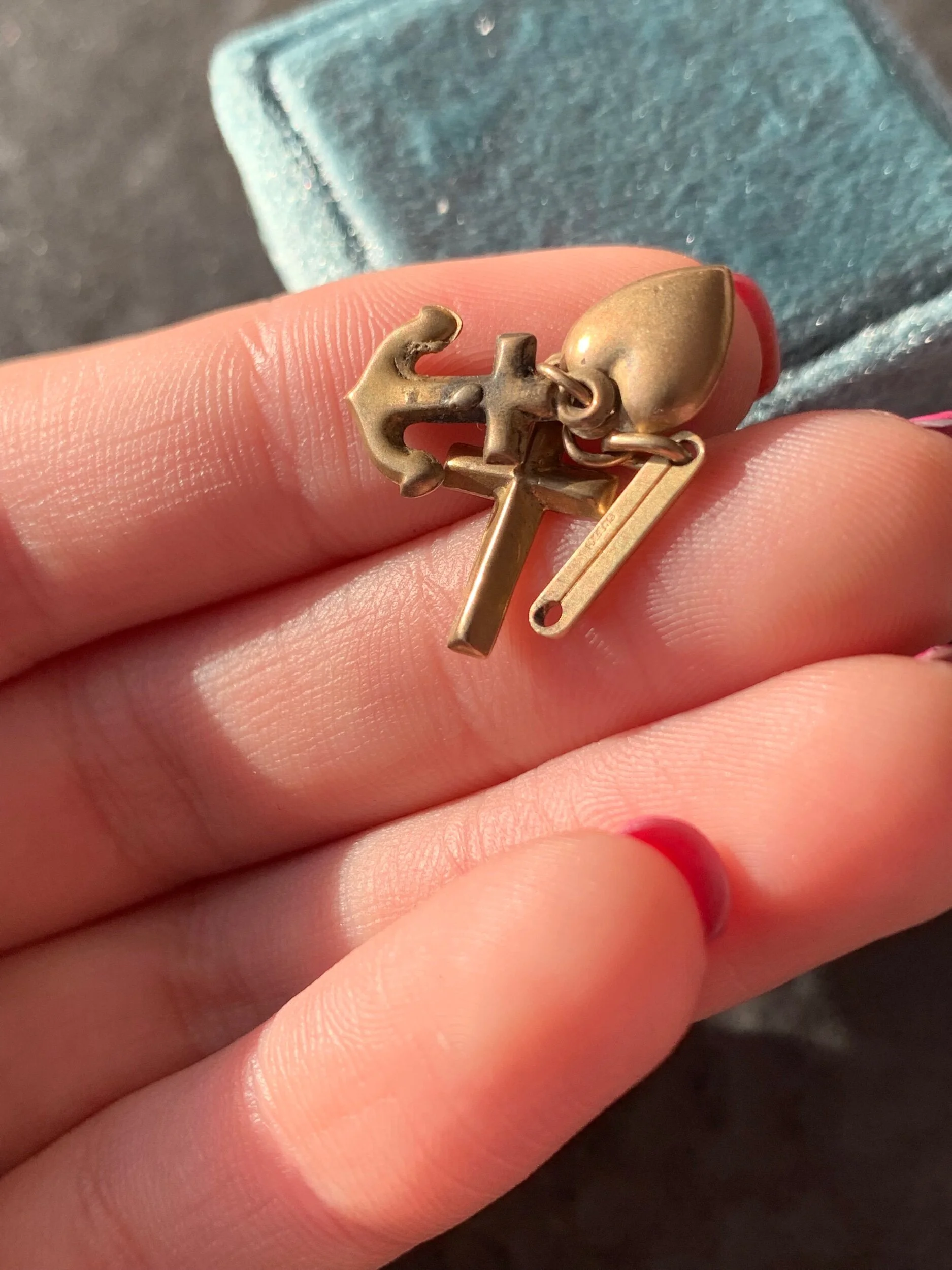 4B1641A1-12DE-410F-88D6-AA7E3F6920FA