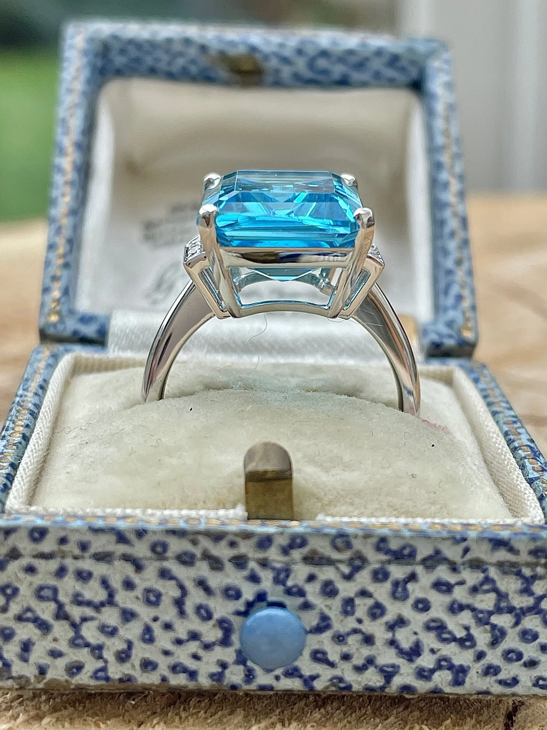 DCF54E42-6FAC-4276-9DC4-F6853E275094