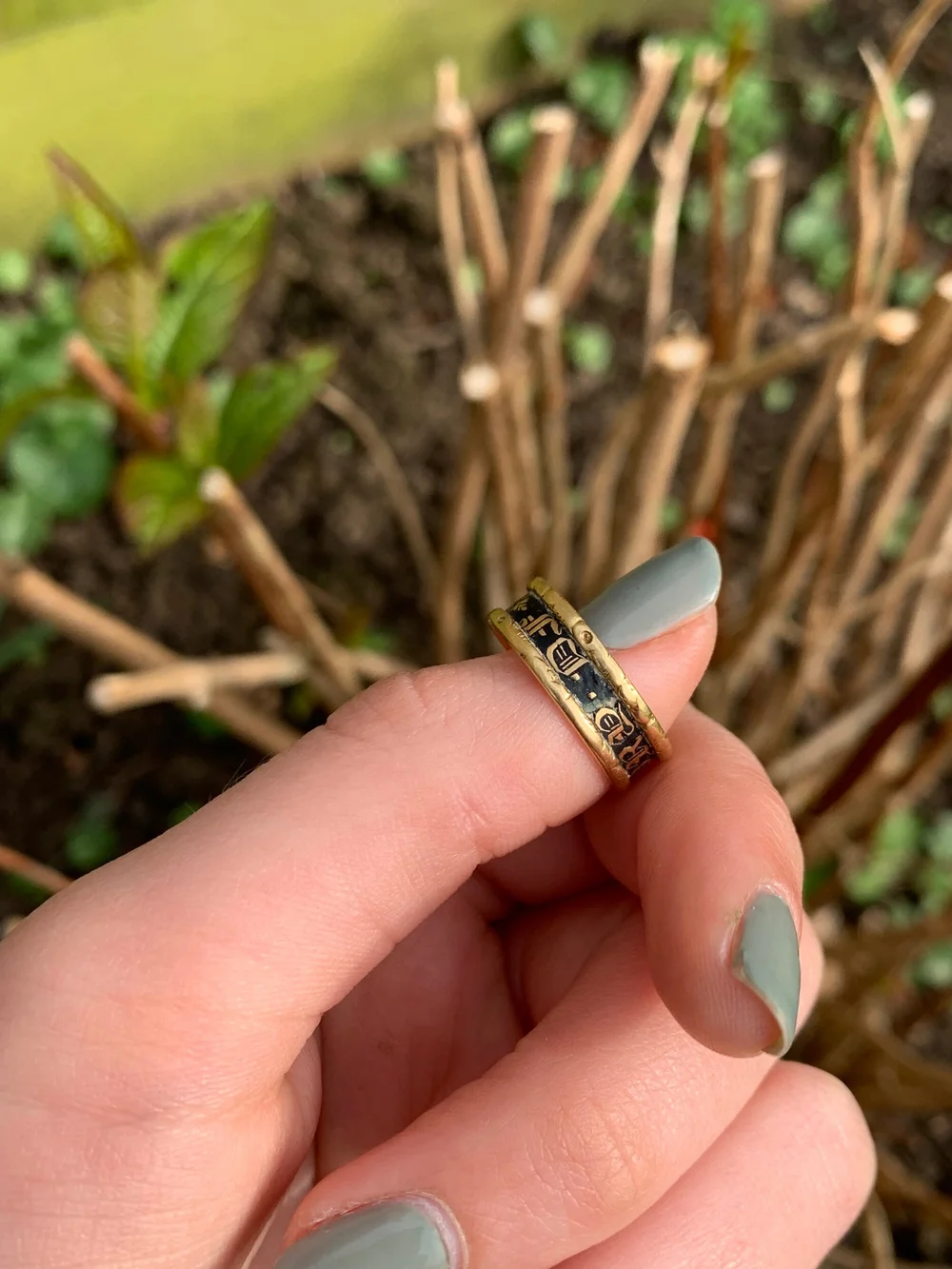 Antique black enamel memorial ‘in memory of’ 18ct yellow gold ring —  Gembank1973