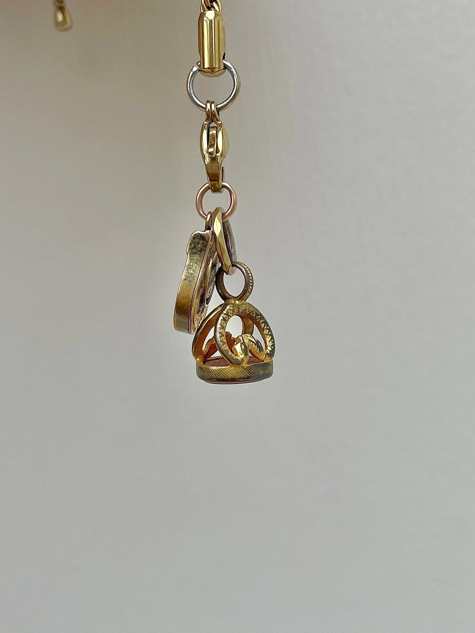 F7A256BF-1585-484F-9585-FABFC040FEEC