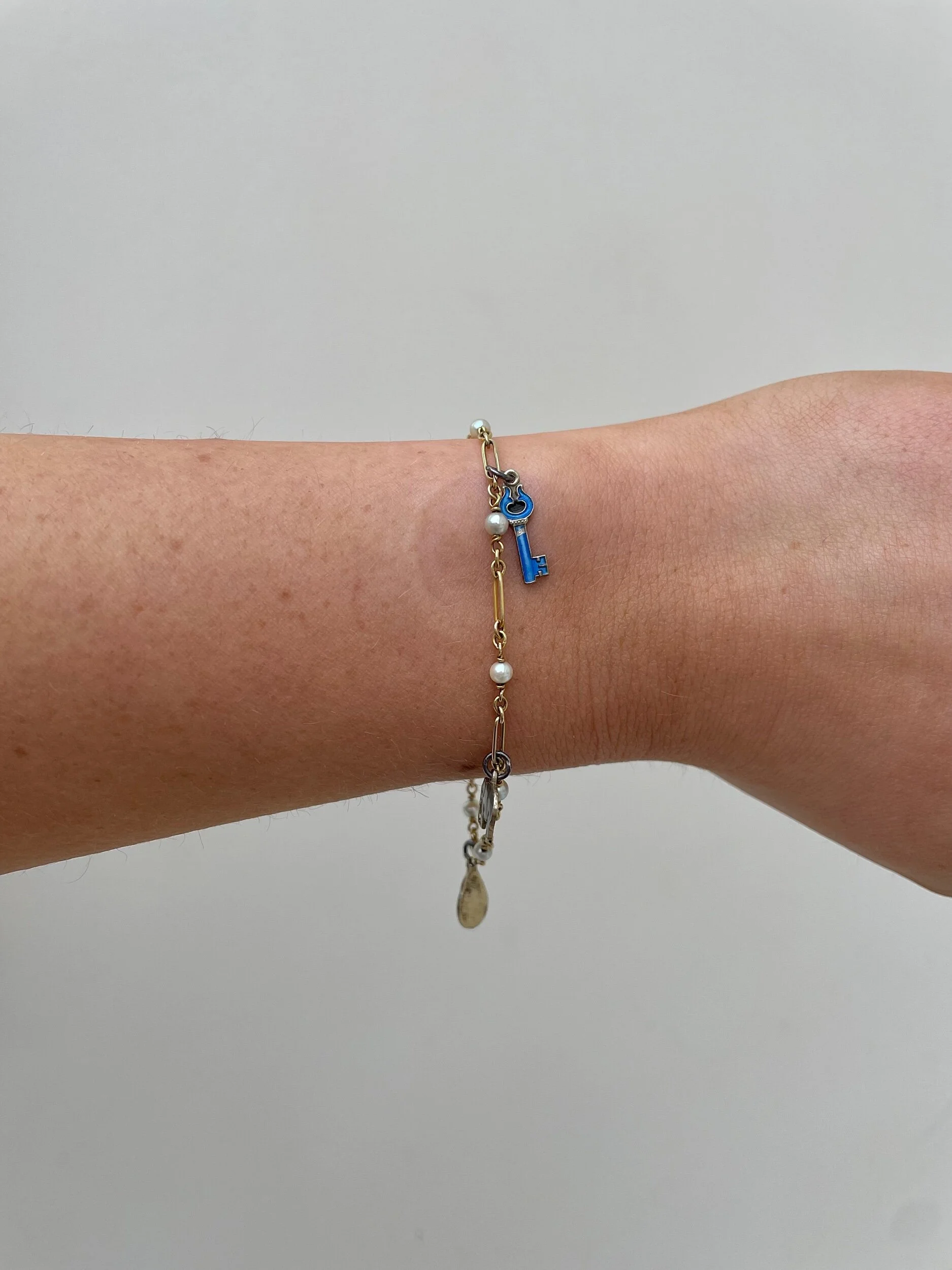 CFB1E7E7-5AE6-463A-B327-53C0DC3C4615