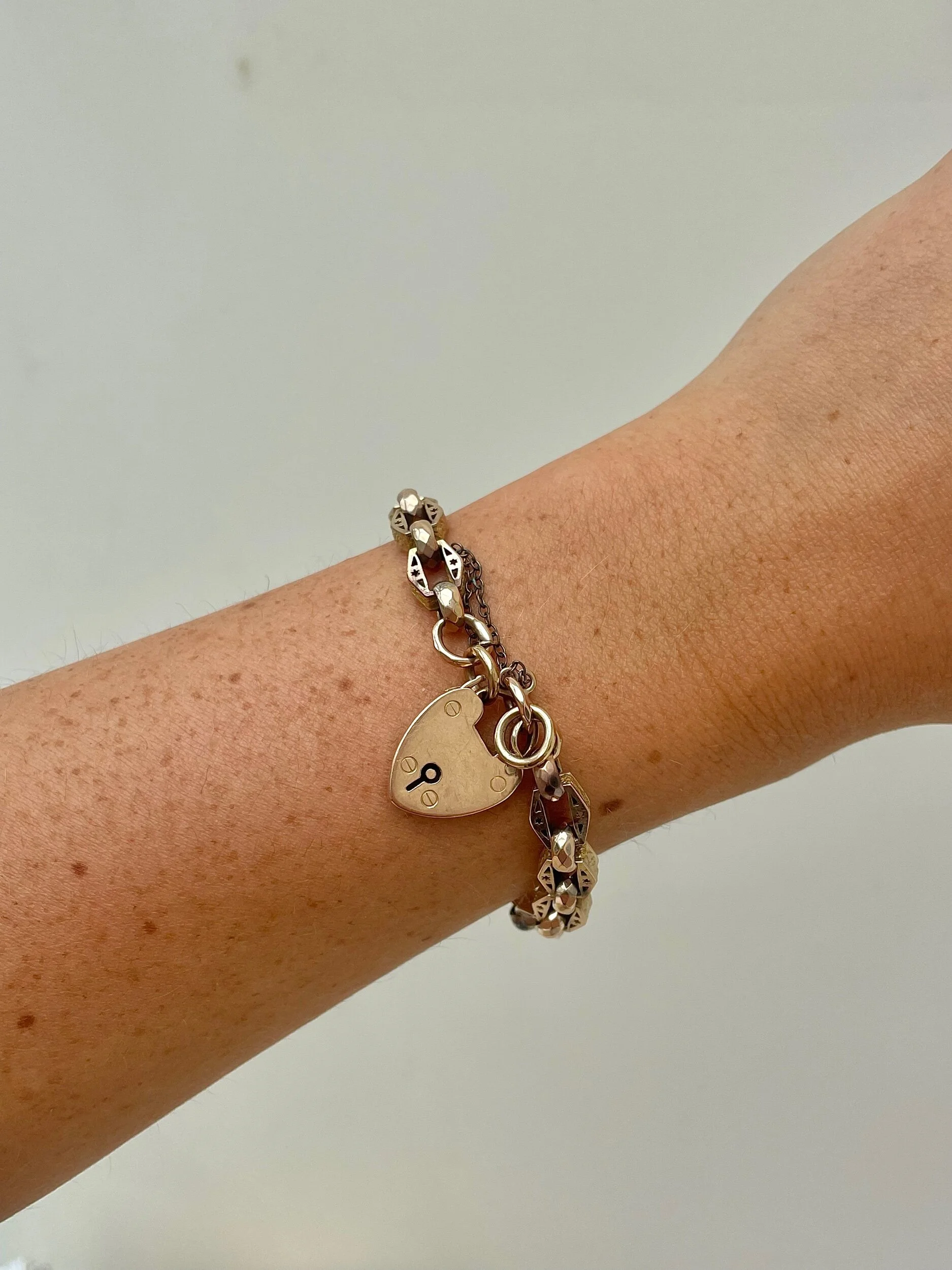 B24F6A83-5FE8-446F-893D-65CE96EC4D5A