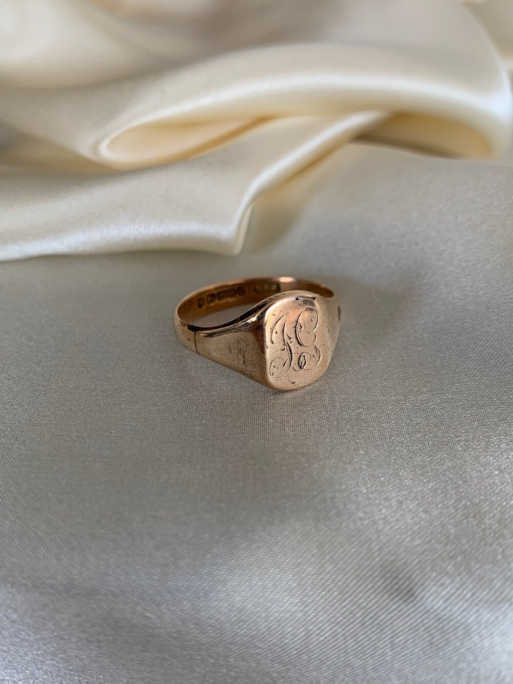 Vintage Chunky 9ct Yellow Gold Signet Ring — Gembank1973 Vintage Chunky 9ct Yellow Gold Signet Ring — Gembank1973