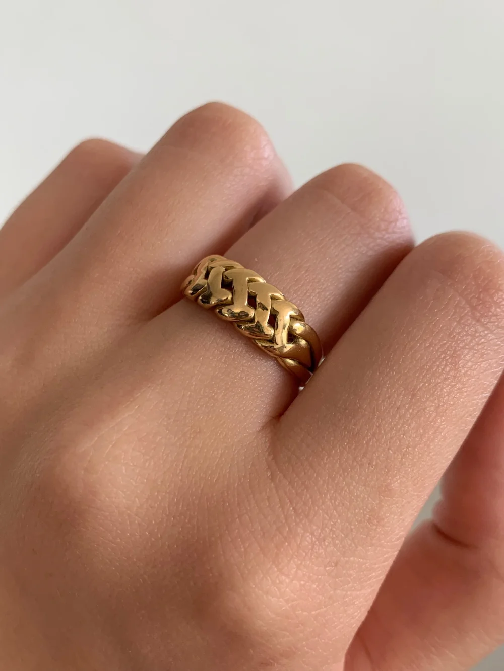 Ladies shop keeper ring
