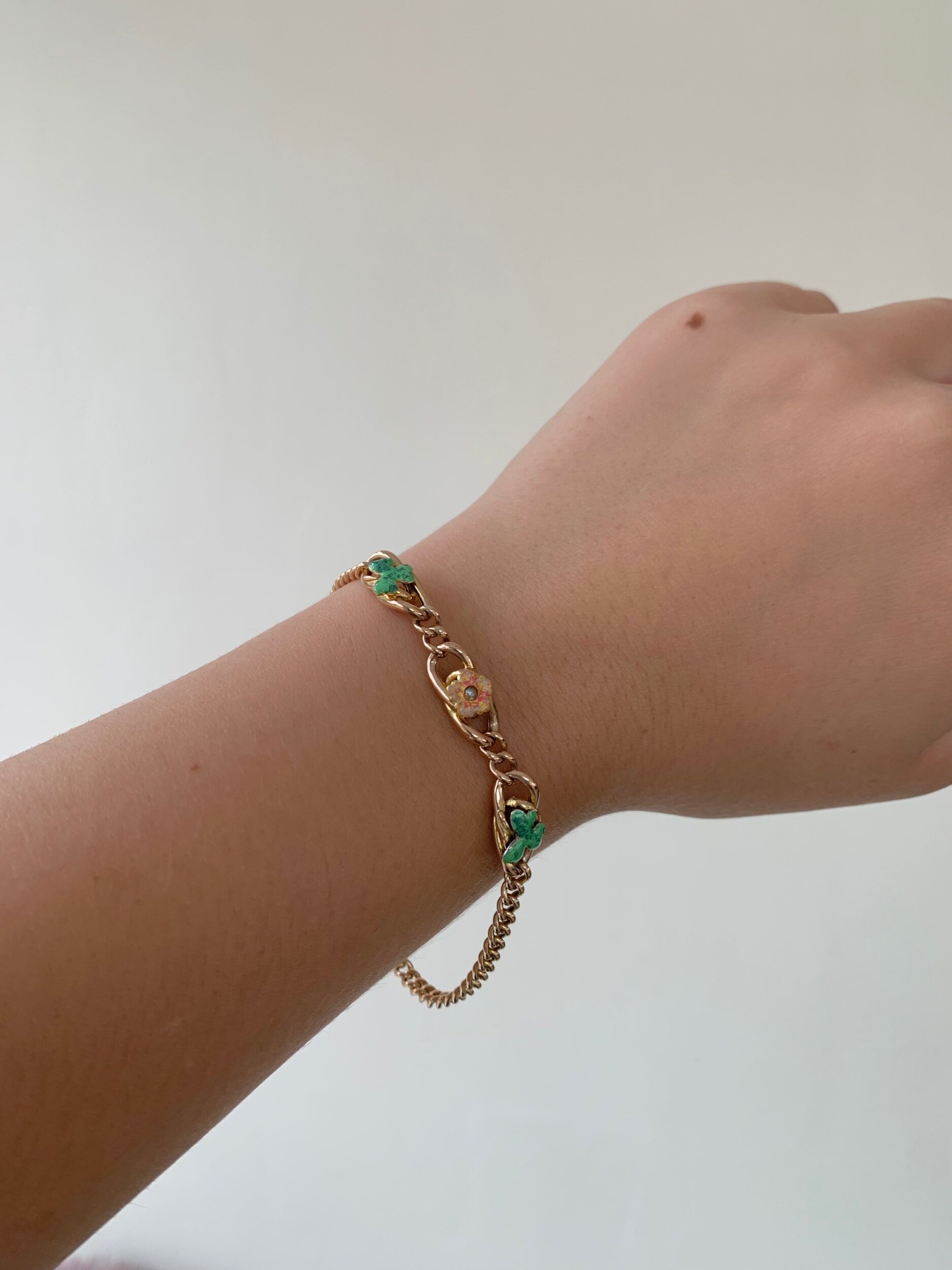 FAE2B800-4300-4A34-891A-AC5D271965E3