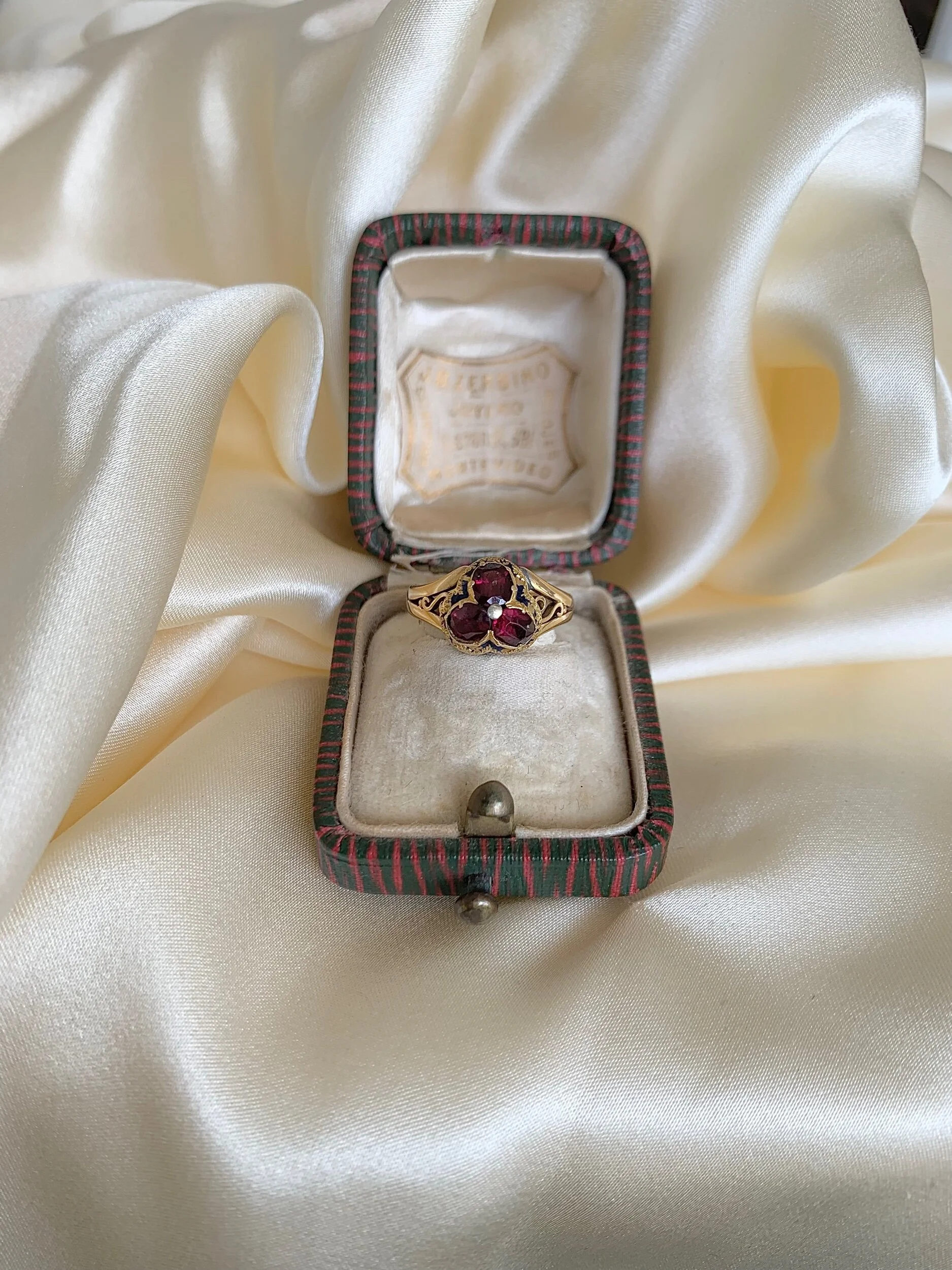 1B9788D6-FAD3-4734-81A9-0428CCBEDD4E