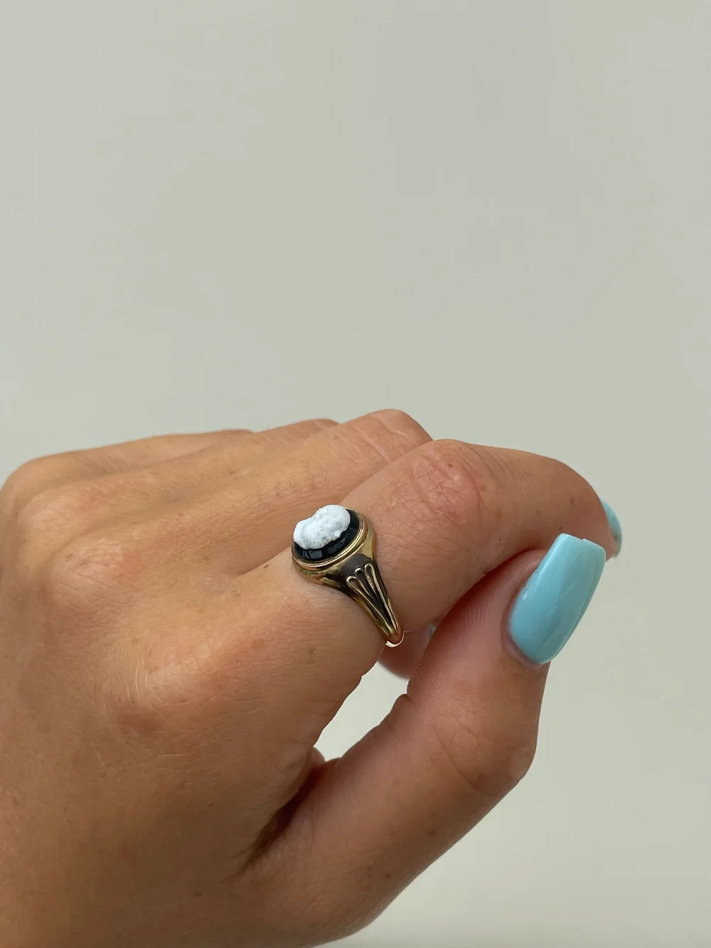 15ct Yellow Gold Black Cameo Ring with Locket Back Gembank1973