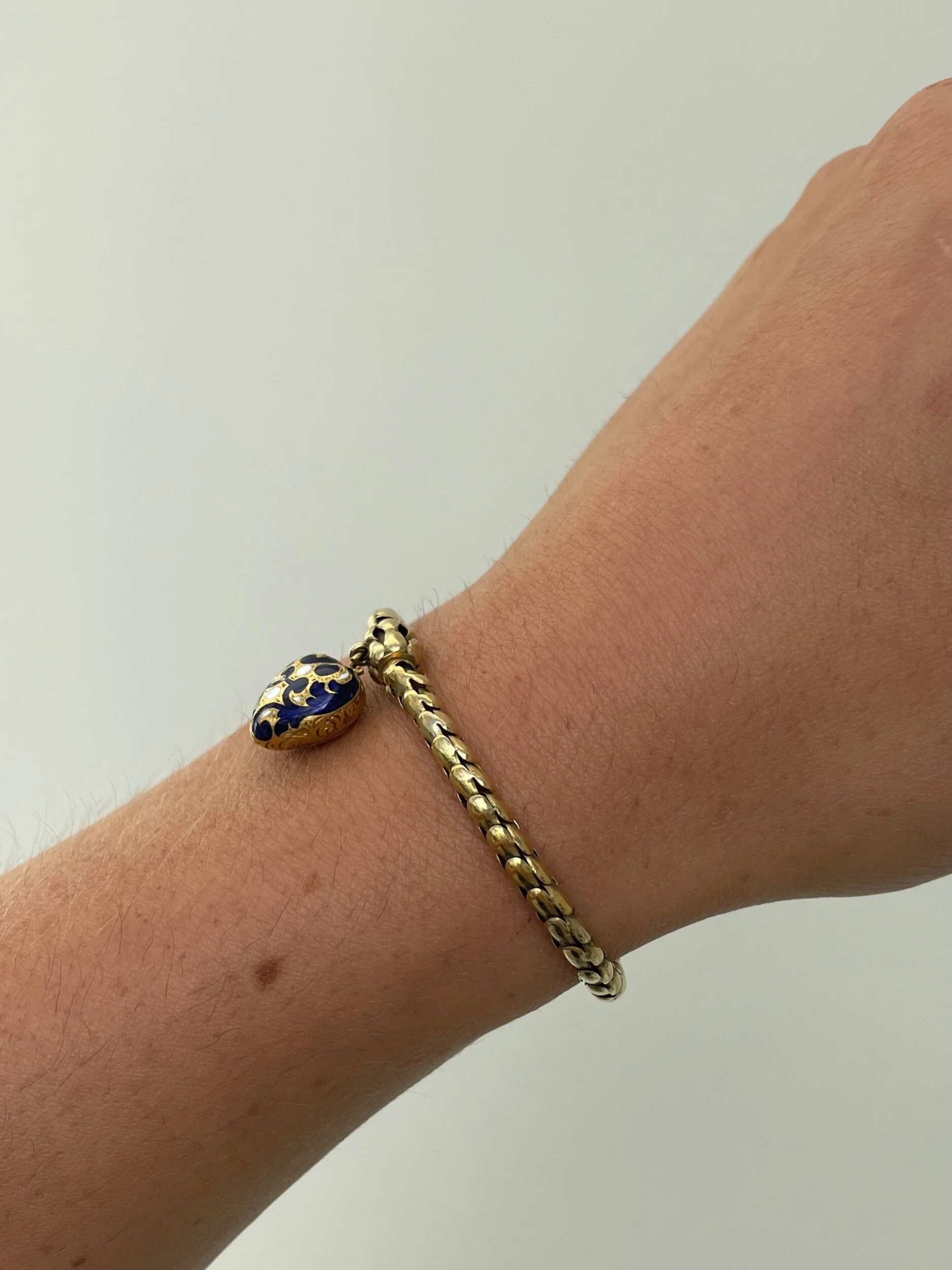 F3B6CE27-E8FF-47BE-A8DE-942E5F3E8CFD