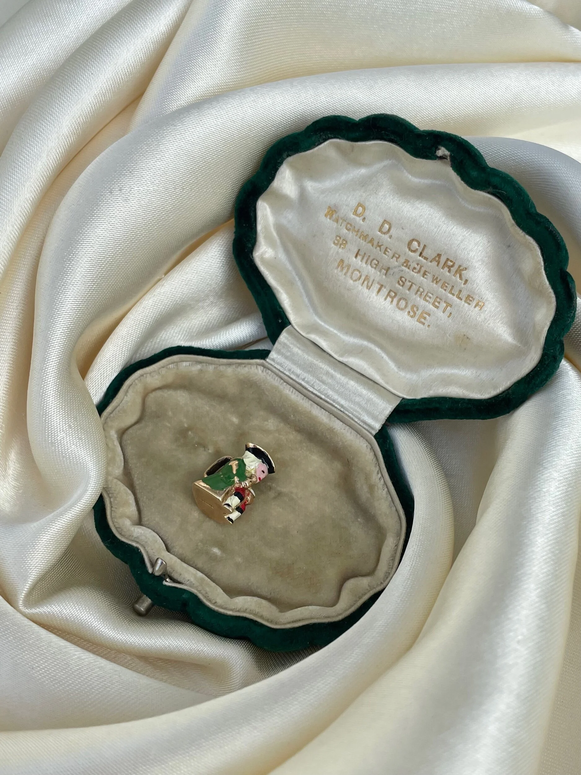 B9303F66-49D1-40AC-BE80-3D8436997E74