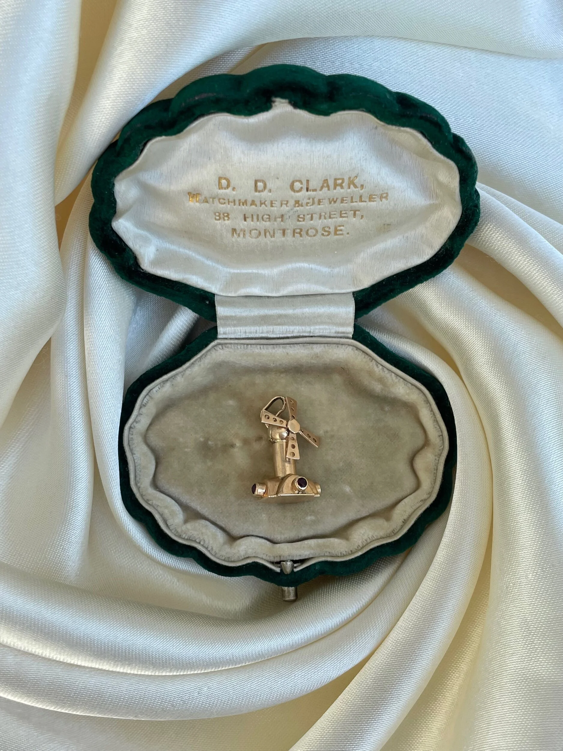 840A2D1B-0EAB-4ED5-AE74-0A6292CAEE04