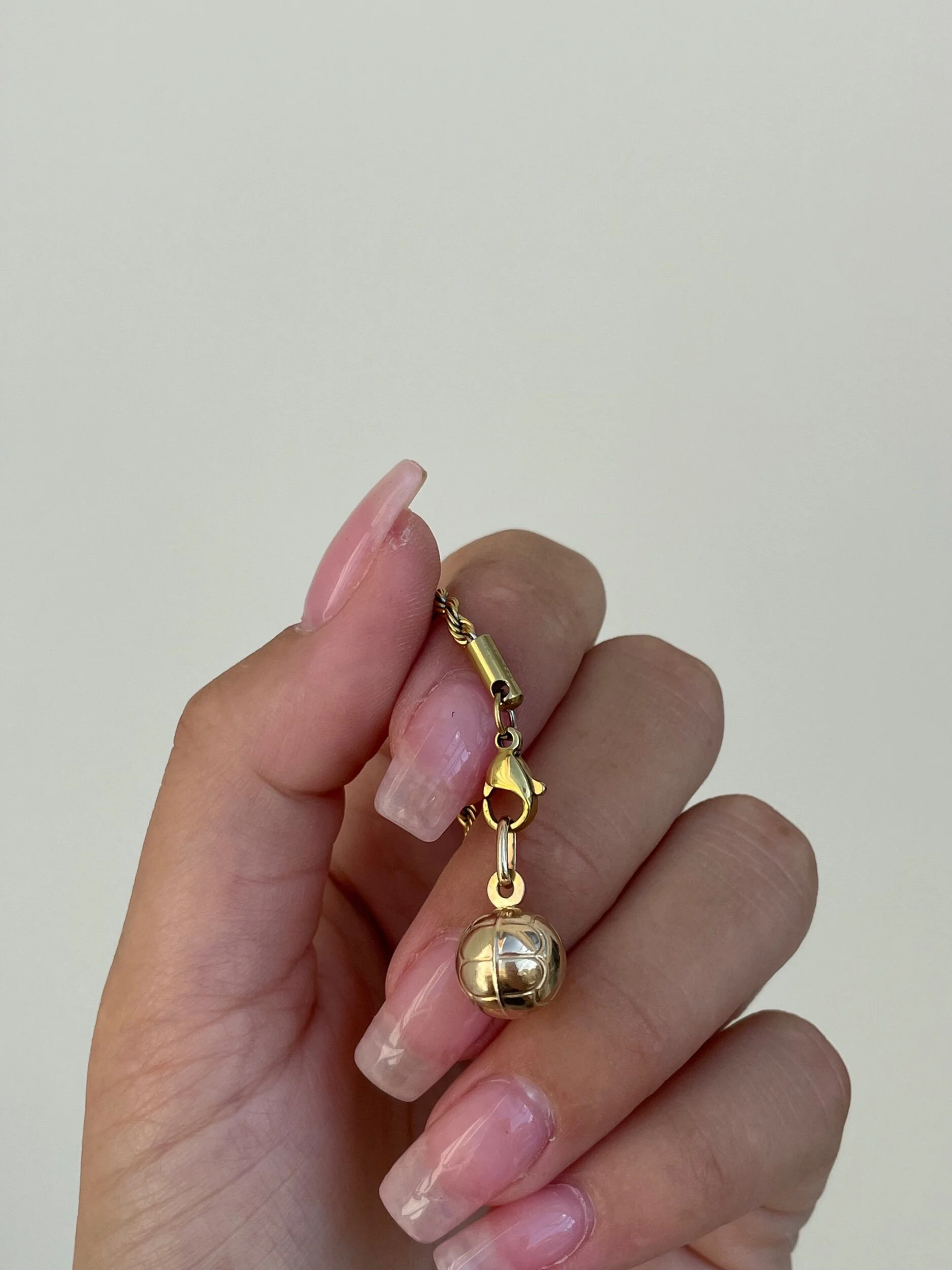 EDABA7E8-42AA-4F9E-8458-110F5D6FF352