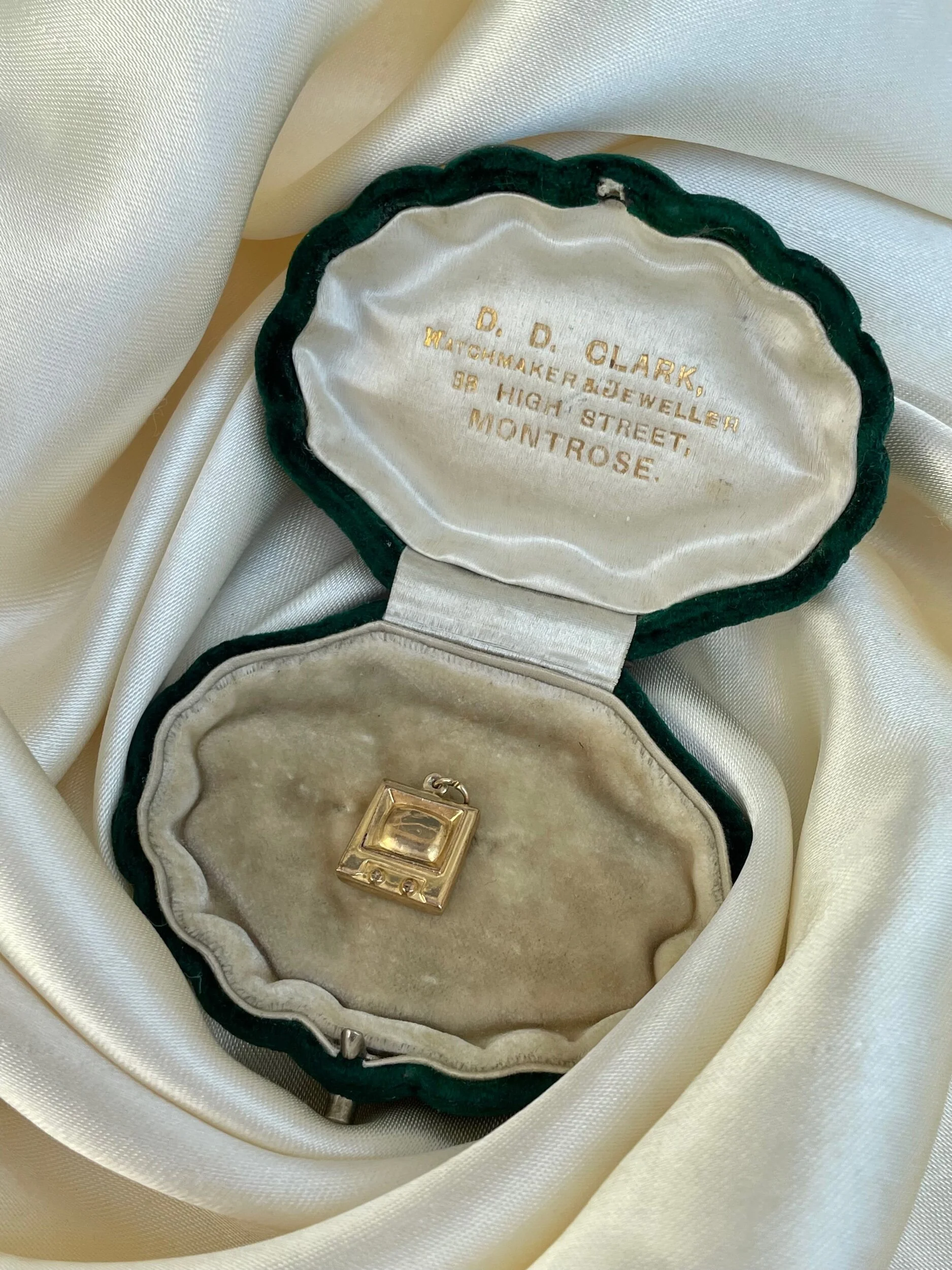 FBEE39CF-4BDE-4035-BCCF-83D4B5884646