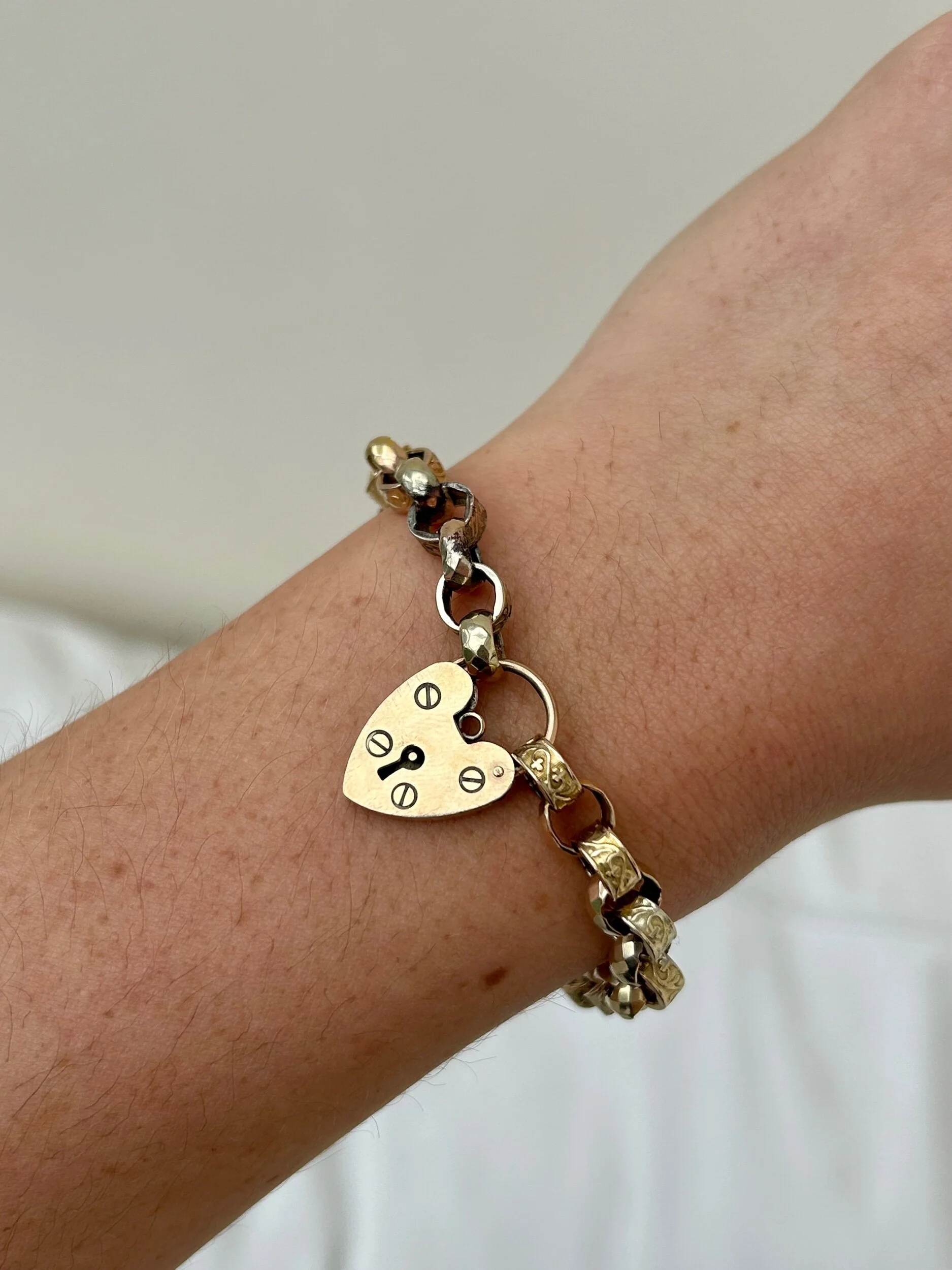 22459839-5B35-4D59-9372-067BCC156A5C