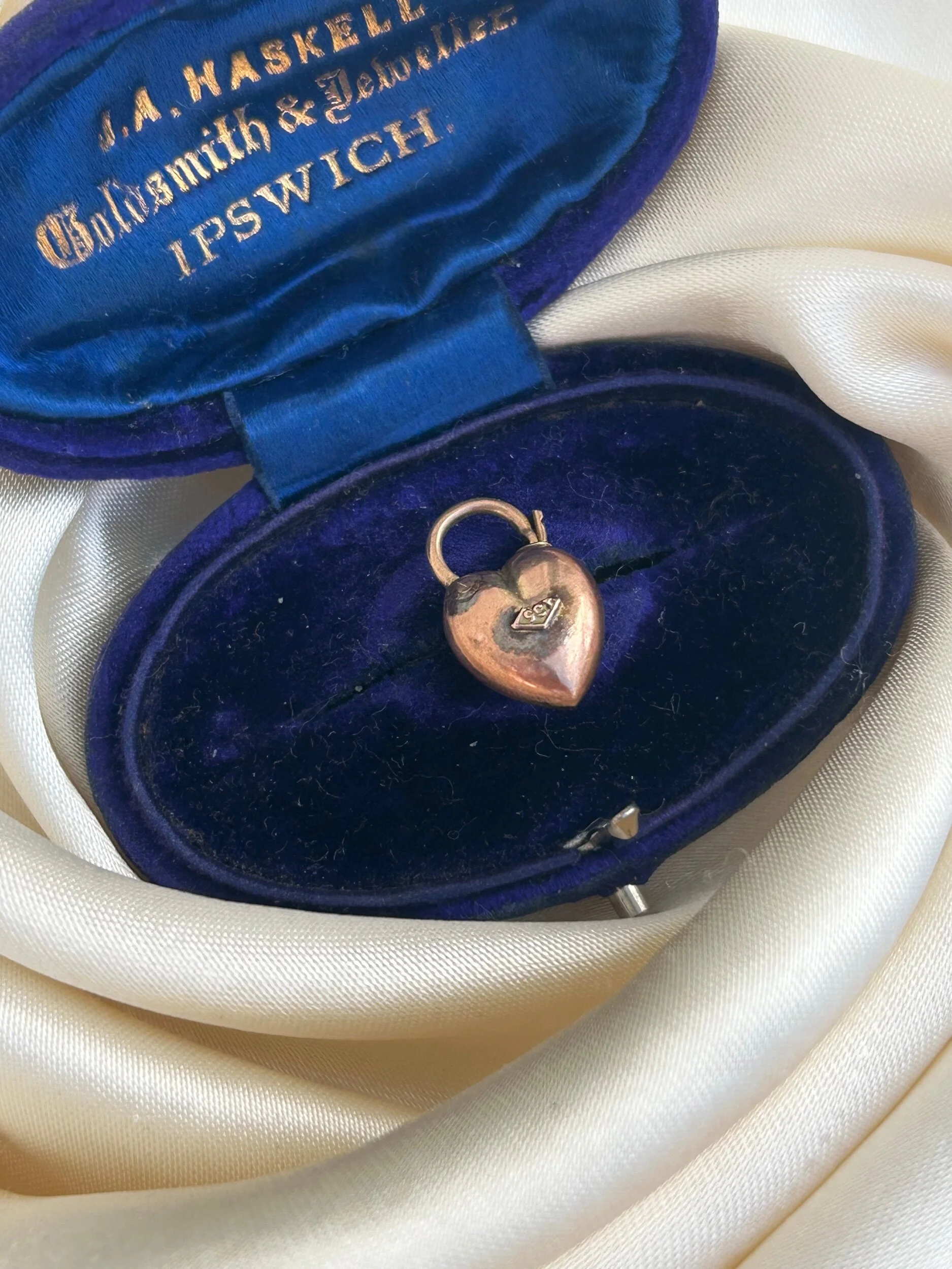 EF858433-D356-40BA-8FF9-EF94C001F25D