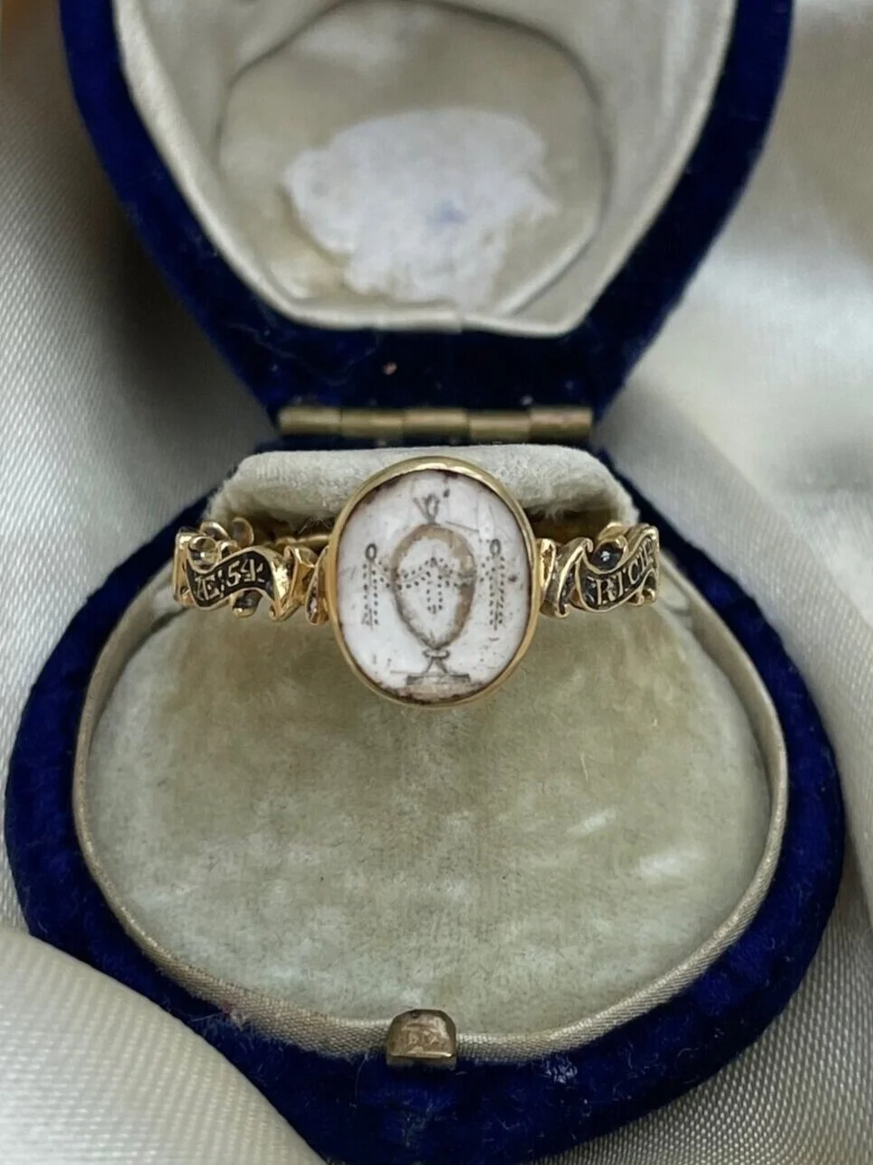 A8ED75E5-96C6-43DF-828D-367D76B56B6B