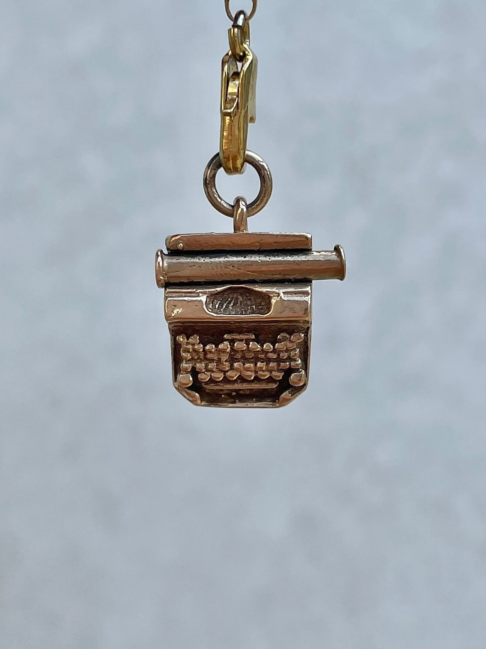 24F3D3FA-D2B6-4D60-AE24-4BAAC5DED7CF