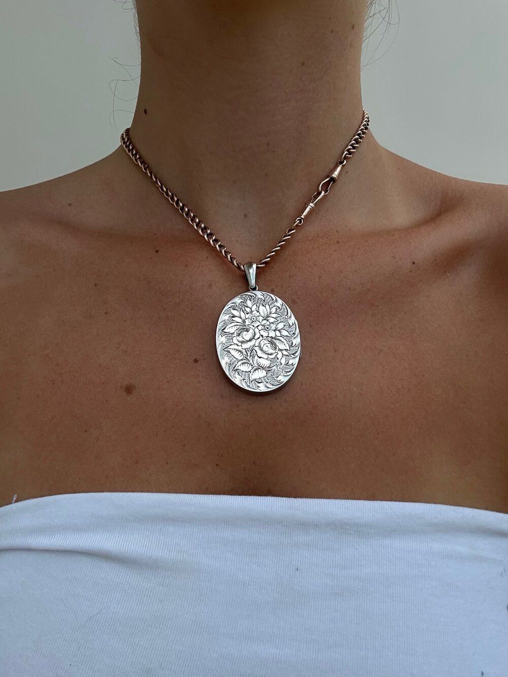 Antique large silver locket pendant with floral details — Gembank1973