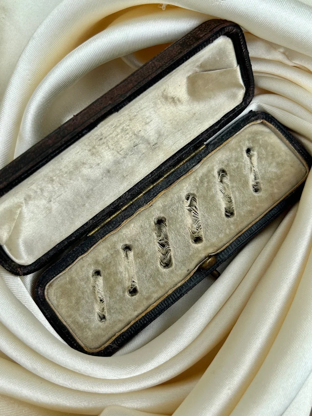 Antique Leather Multi Ring Box Spaces for 6 Rings — Gembank1973
