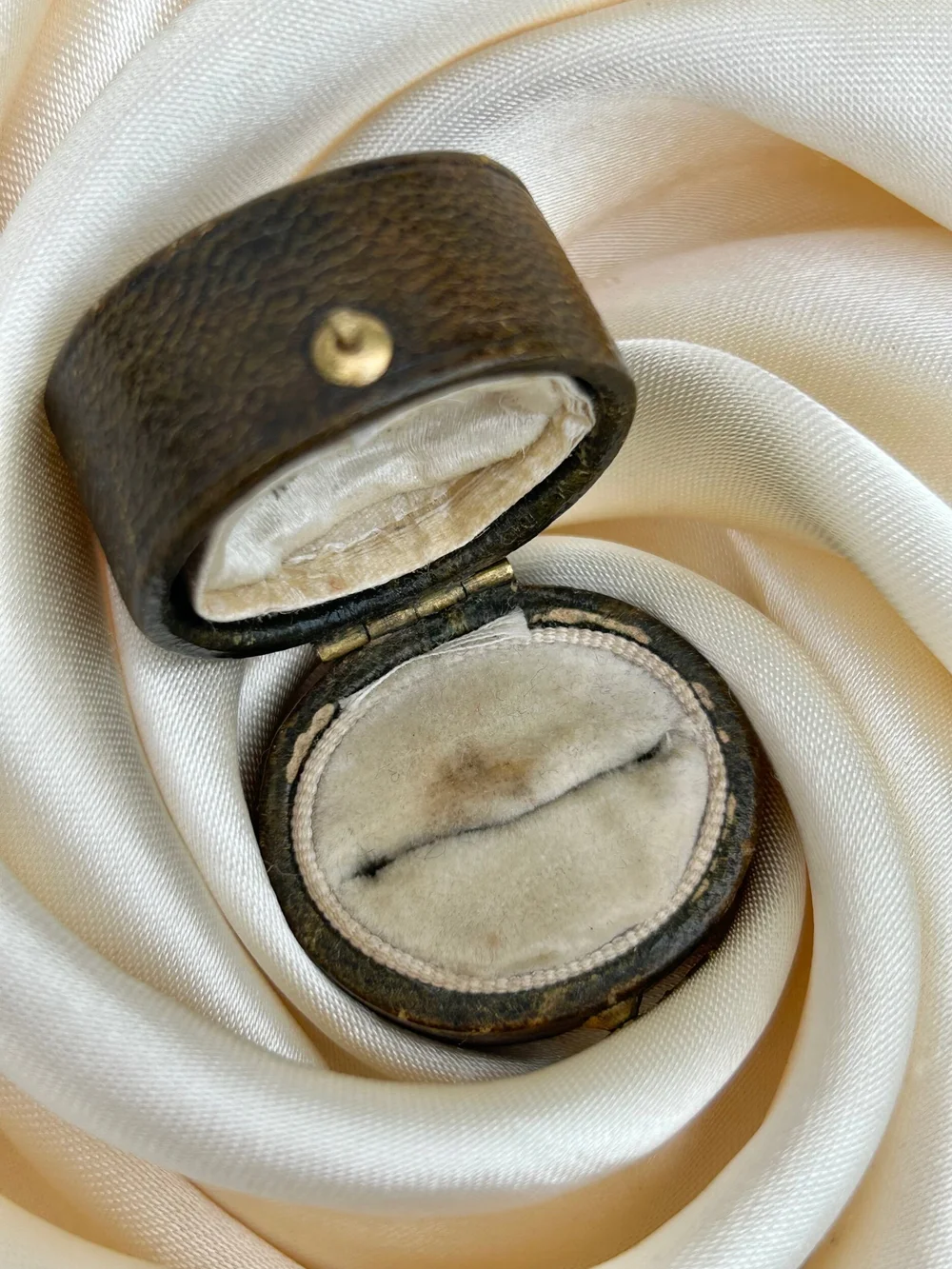 Vintage leather shop ring box