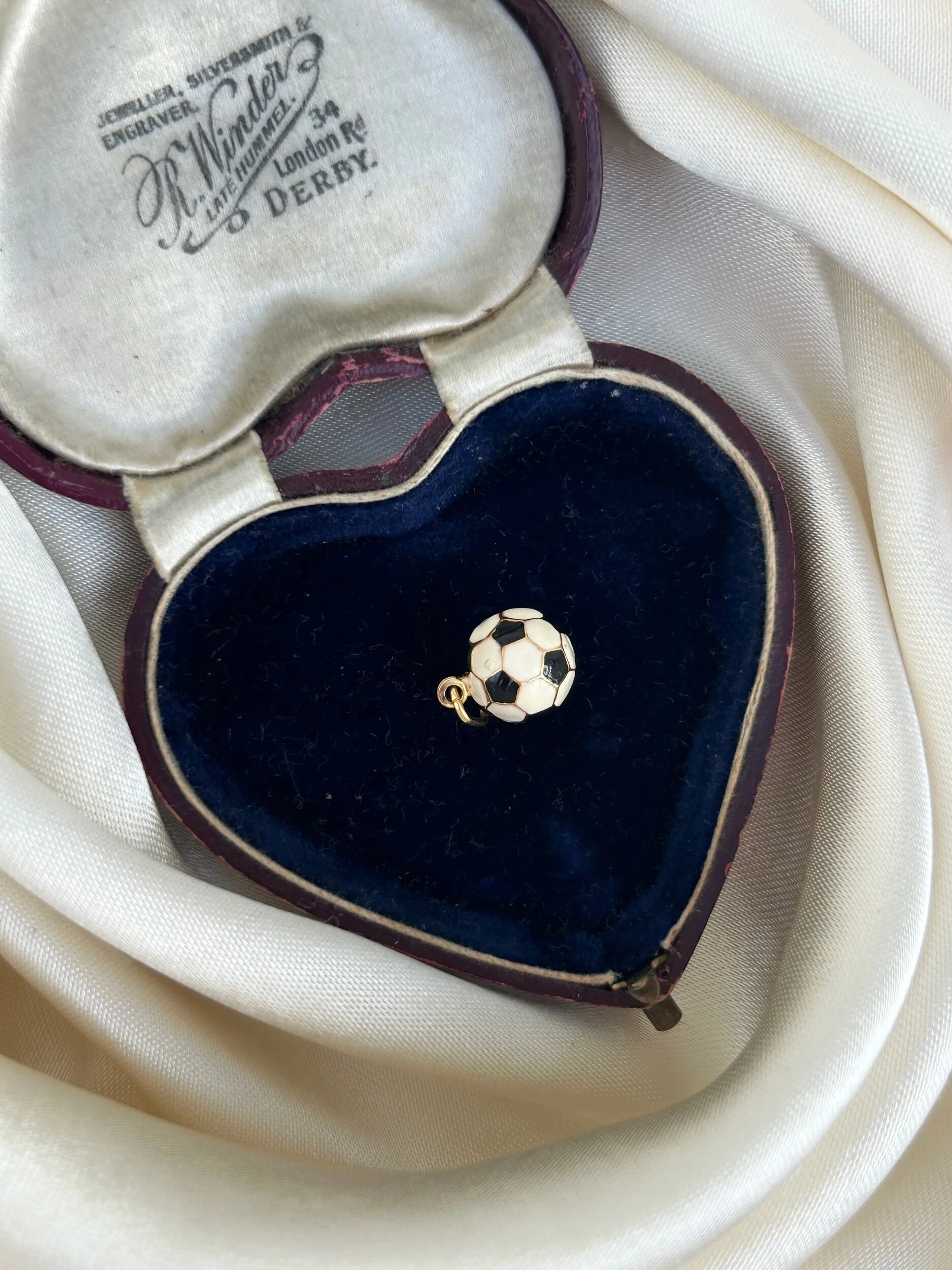 5B74BDA7-36E4-47C9-AA53-86B5B61C2641