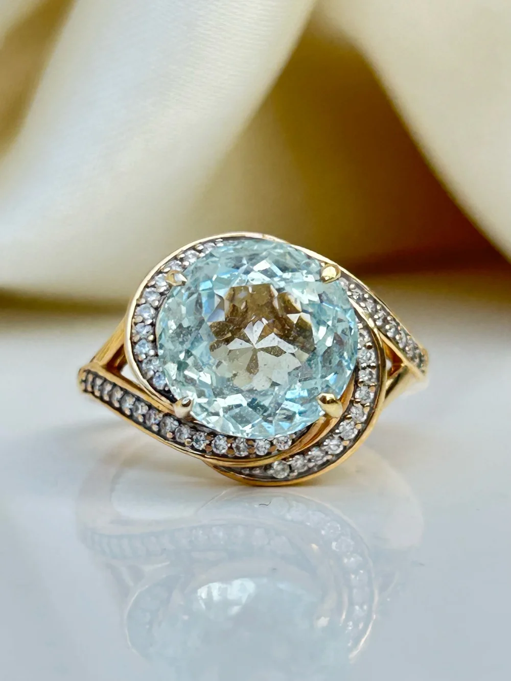 Pre Owned 18ct Yellow Gold Aquamarine and Diamond Twist Dress Ring