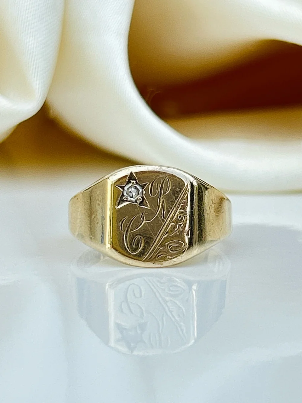 Vintage 9ct Gold Signet Ring 7号 Vintage 9ct Gold Signet Ring 7号 1970s Yellow Gold Signet