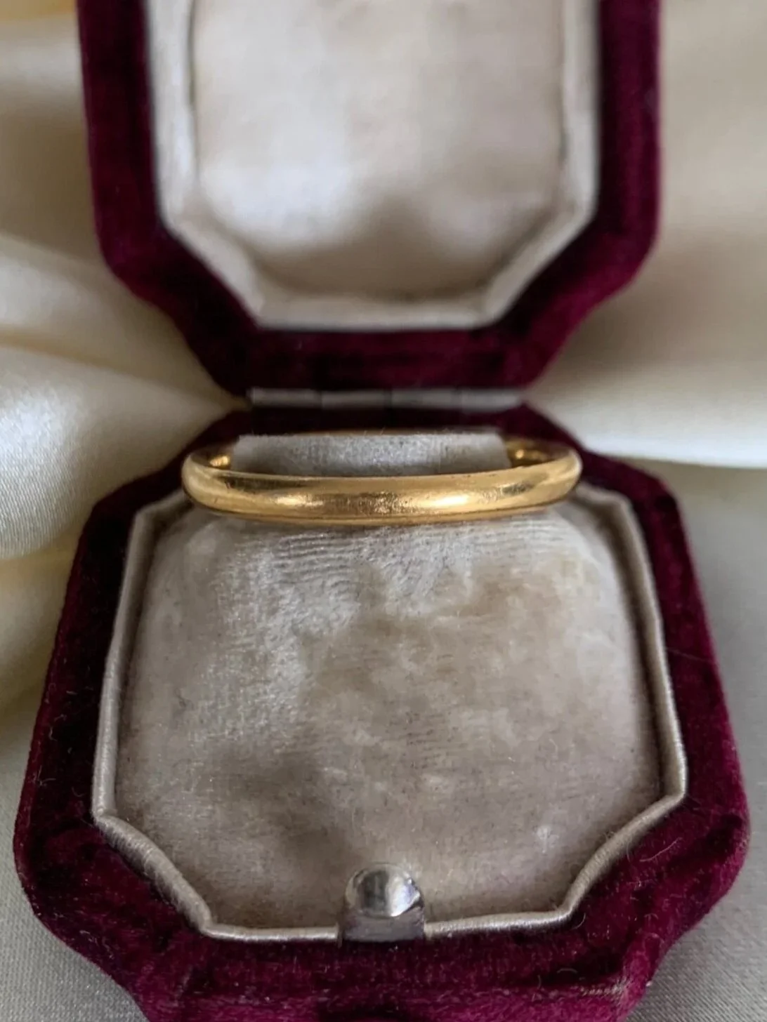 22CT GOLD BAND RING - £530