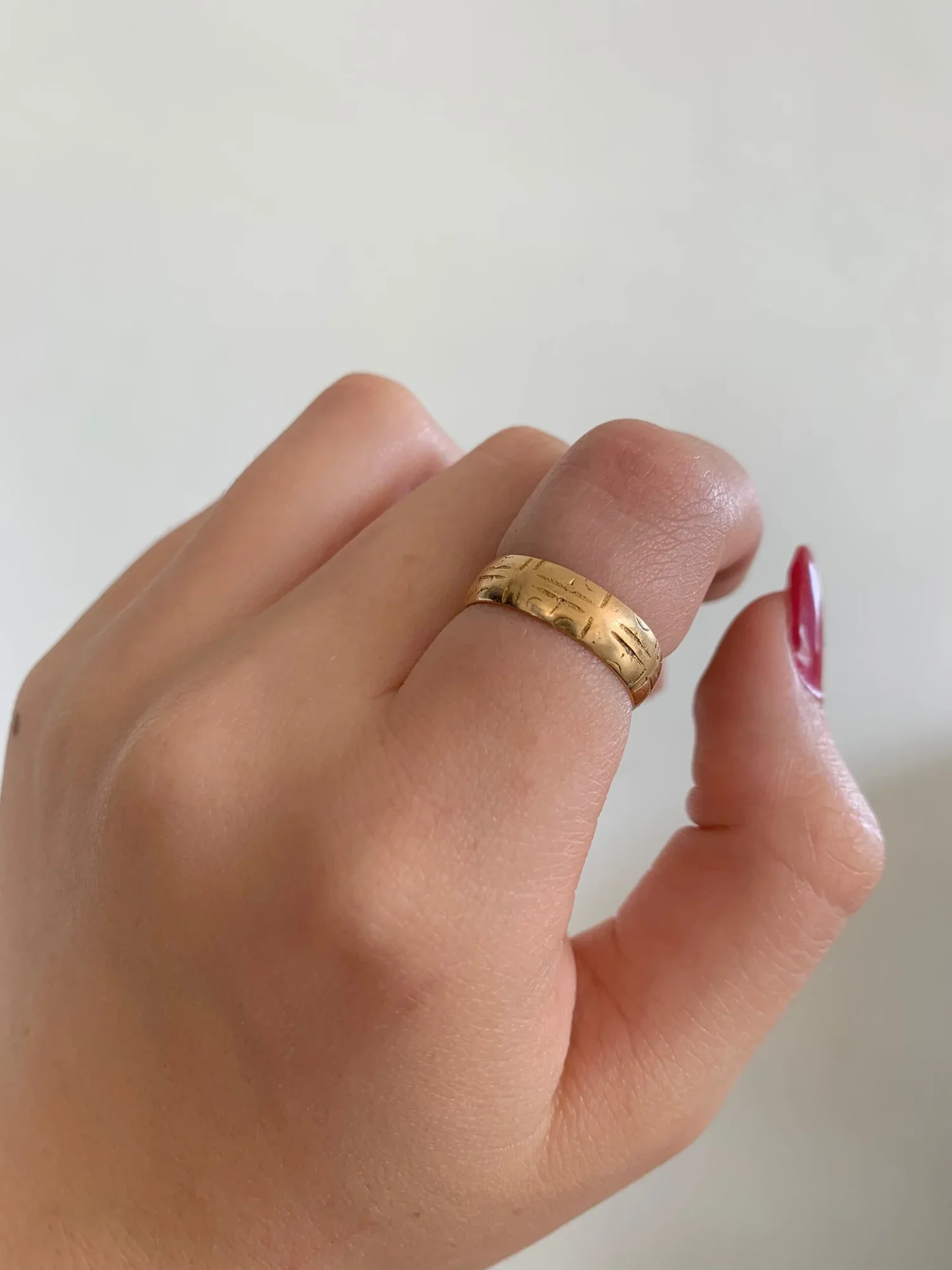 18CT GOLD BAND RING - £580
