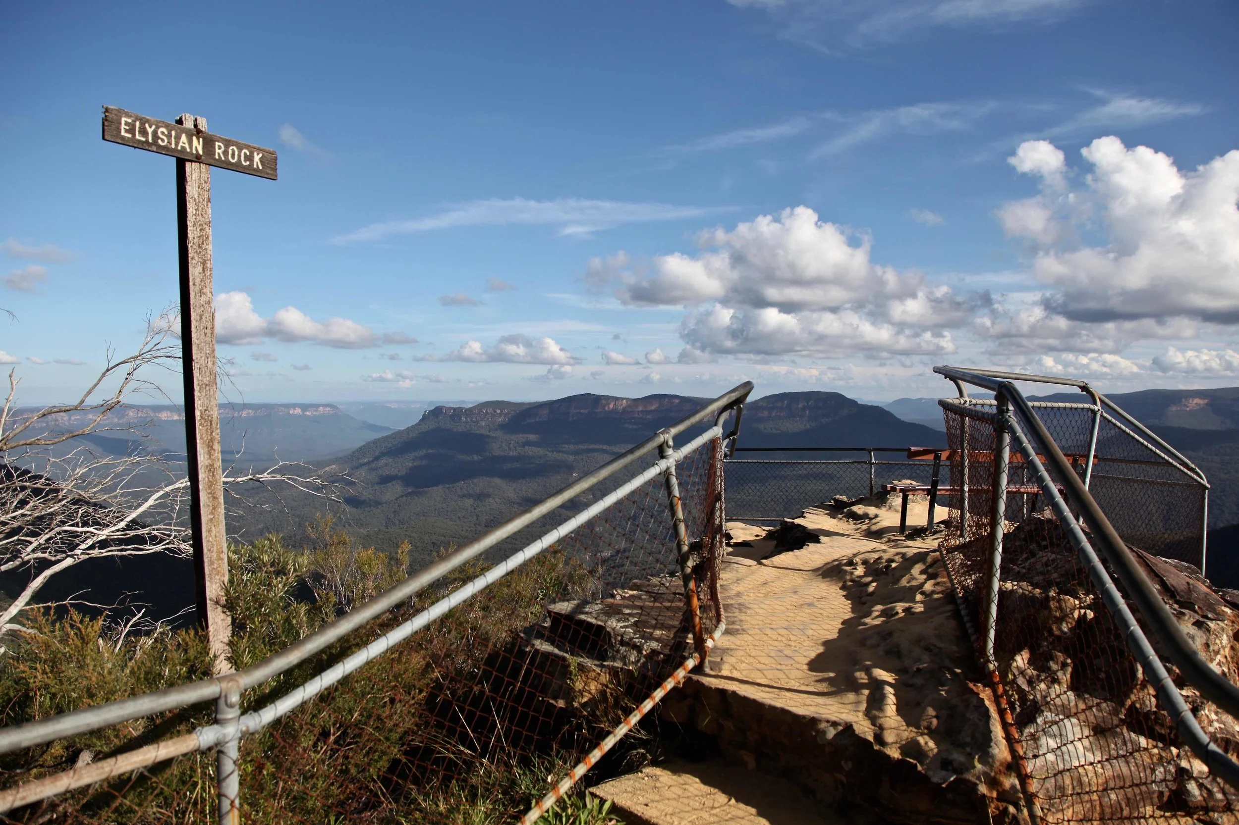 One of the Blue Mountains many excellent sunset vantage points: Elysian Rock.