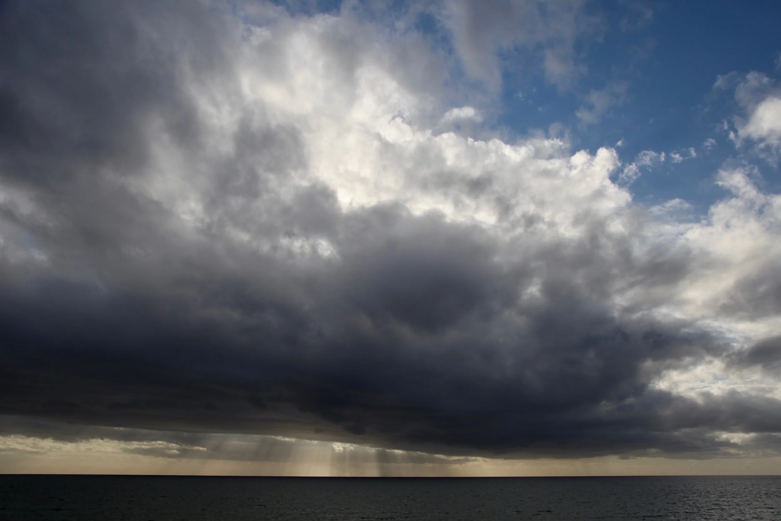 The storm rolled in over Henley Beach South the day we arrived. It was epic and wiped out power to a few thousand homes and businesses for the night. We went down the pub for dinner which was a no go, they’d lost power too so their kitchen was shut. Thankfully though, the beer taps were good to go. We sorted out a round, sat ourselves down, and watched on as the storm gave the coast a battering.