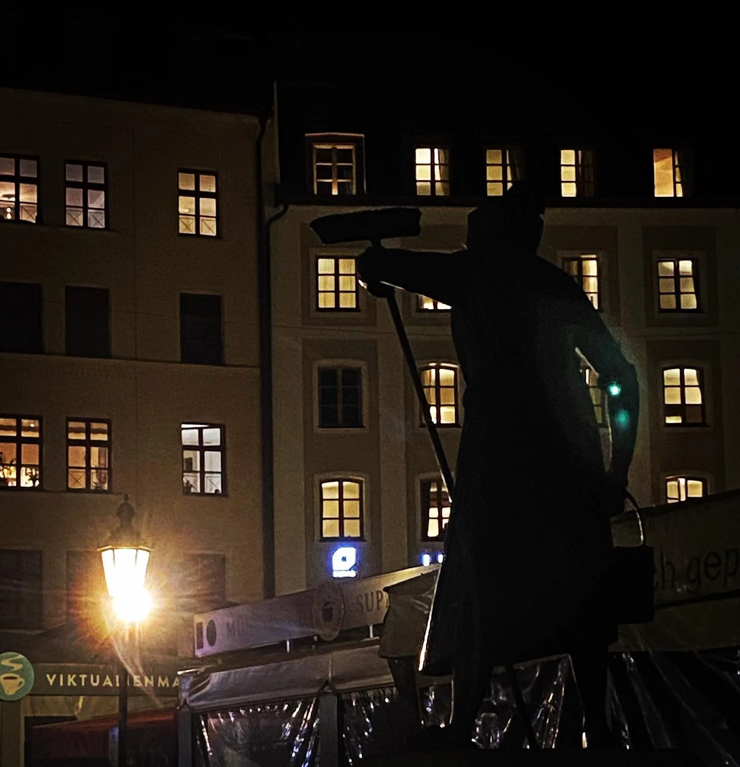 Ok, broomer.
.
.
#nightlights #stayhome #stayhomestaysafe #coronatime #viktualienmarkt #m&uuml;nchen #munich #streetlight #igersmunich #m&uuml;nchenliebe #m&uuml;nchenblogger #building #market #citylights #broom #witch #windows #oldlady #statue #even