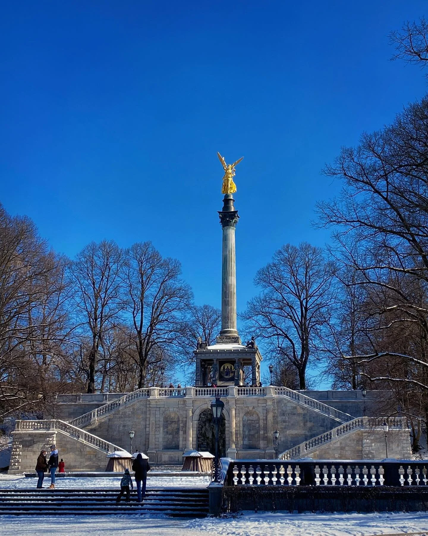 The blue angel.
.
.
#winter #cityscape #winterinthecity #bluesky #sunnyday #cityphotography #igersmunich #walk #freshair #friedensengel #munich #m&uuml;nchenliebe #m&uuml;nchen #089 #coldweather #january #coronatime #clearsky #monument #landmark #arc